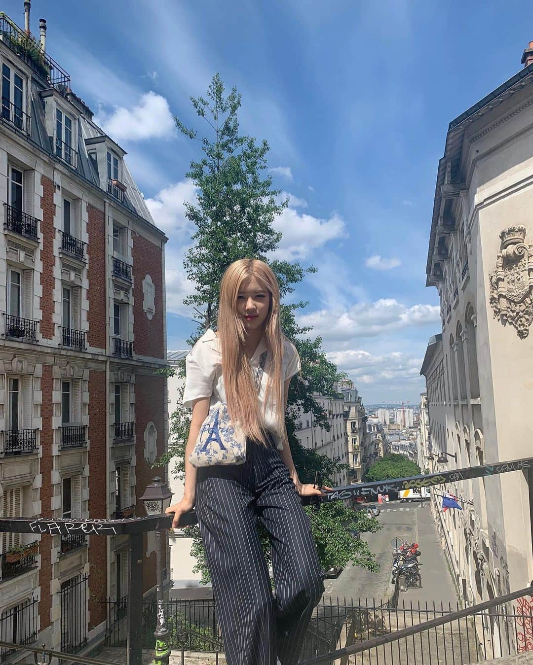 ロゼさんのインスタグラム写真 - (ロゼInstagram)「Paris, I had SO much fun performing for u guys. U guys are so sweet and so energetic I've never really experienced anything like it before! I hope we come back very soon. Thank u for the unforgettable memories. Je t'aime pour toujours 🌳☁️💋」5月28日 8時15分 - roses_are_rosie