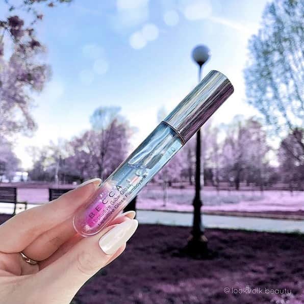 BECCAさんのインスタグラム写真 - (BECCAInstagram)「Watch Liptuitive Glow Gloss 🌸BLOOM🌸 into a shade of pink that's unique to your lips. Tap to shop! 📷: @nastyavolkovaaa #Repost」5月28日 7時00分 - beccacosmetics