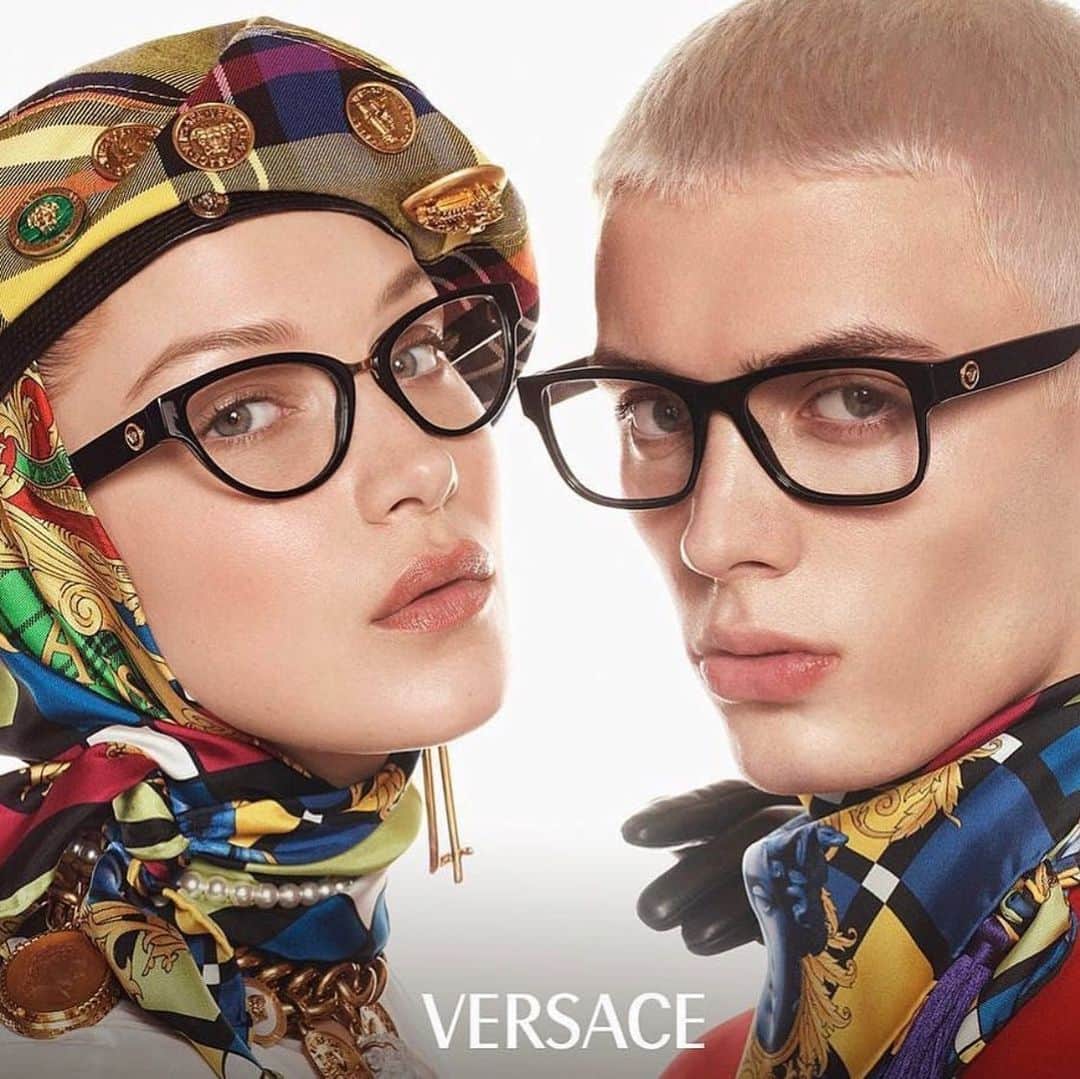 ベラ・ハディッドさんのインスタグラム写真 - (ベラ・ハディッドInstagram)「✨✨✨ New Eyewear by @versace  Out now ✨ Shot by #StevenMeisel」5月28日 7時10分 - bellahadid