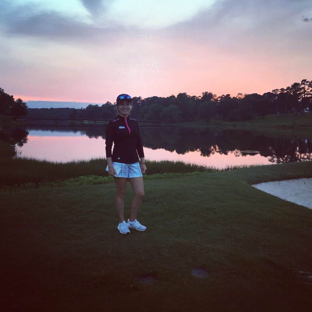アレハンドラ・ジャネサのインスタグラム：「Thank you #zimmerbiomet for a great event @road2lpga! And Auburn and Grand National for an amazing golf course and crazy cool views! 🤩😍🌅 1 week off and then back on tour! ••• Buen torneo en Alabama para cerrar estas 3 semanas. Ahora una de descanso y a seguirle!! #vamos #neverstopbelieving #heretocreate #goodvibesonly @amstelultra #challengerteam」