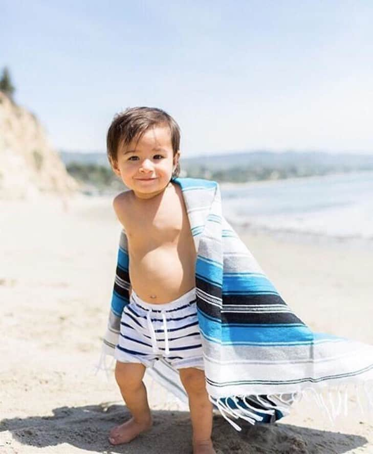 The Little Marketさんのインスタグラム写真 - (The Little MarketInstagram)「The perfect beach blanket for your little one. Tap to shop mini serapes. Each blanket is hand-woven by artisans in Mexico.」5月28日 7時13分 - thelittlemarket