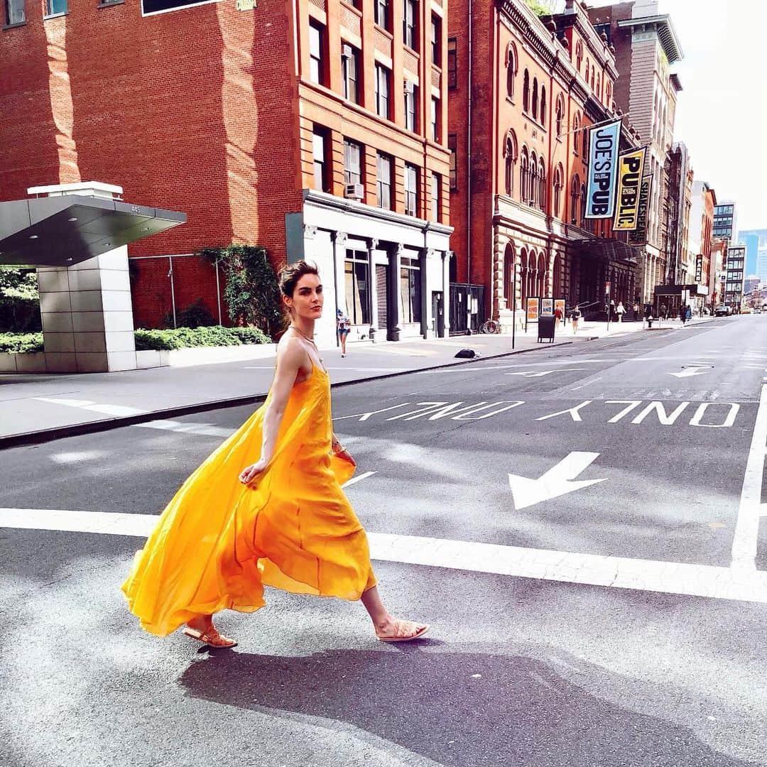 ヒラリー・ローダのインスタグラム：「Memorial Day weekend... no cars on the road! The city is so quiet ☺️」