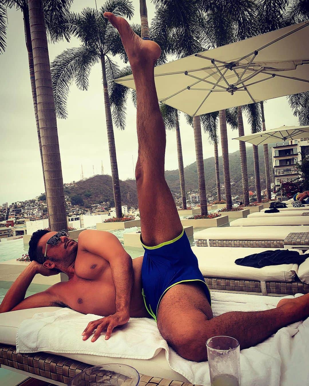 アンソニー・ラモスのインスタグラム：「Vacation pose」