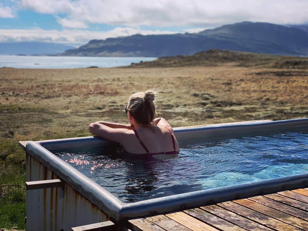 ブリアンヌ・タイゼン＝イートンのインスタグラム：「We are finding it impossible not to divert off path, especially when there’s so many magical places like this ✨ #iceland #travel #campeasyiceland」