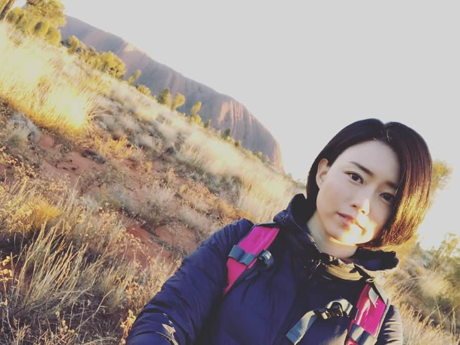 原田佳奈さんのインスタグラム写真 - (原田佳奈Instagram)「・ ・ 【エアーズロック旅レポ】  ウルルサンライズ&散策  天気は最高、日が昇るにつれて表情を変えるウルルはとても神秘的でした。  遠くから見るのと、近くで見るのと、全く違った顔を見せてくれます。  なんかムービーは照れるけど、写真より好評のようなので載せます😳💦 #ululu  #ayersrock  #sunrise #エアーズロック #壁画がたくさん #サンライズの時はまだハエは出勤してない」5月28日 7時32分 - kanaharada1211