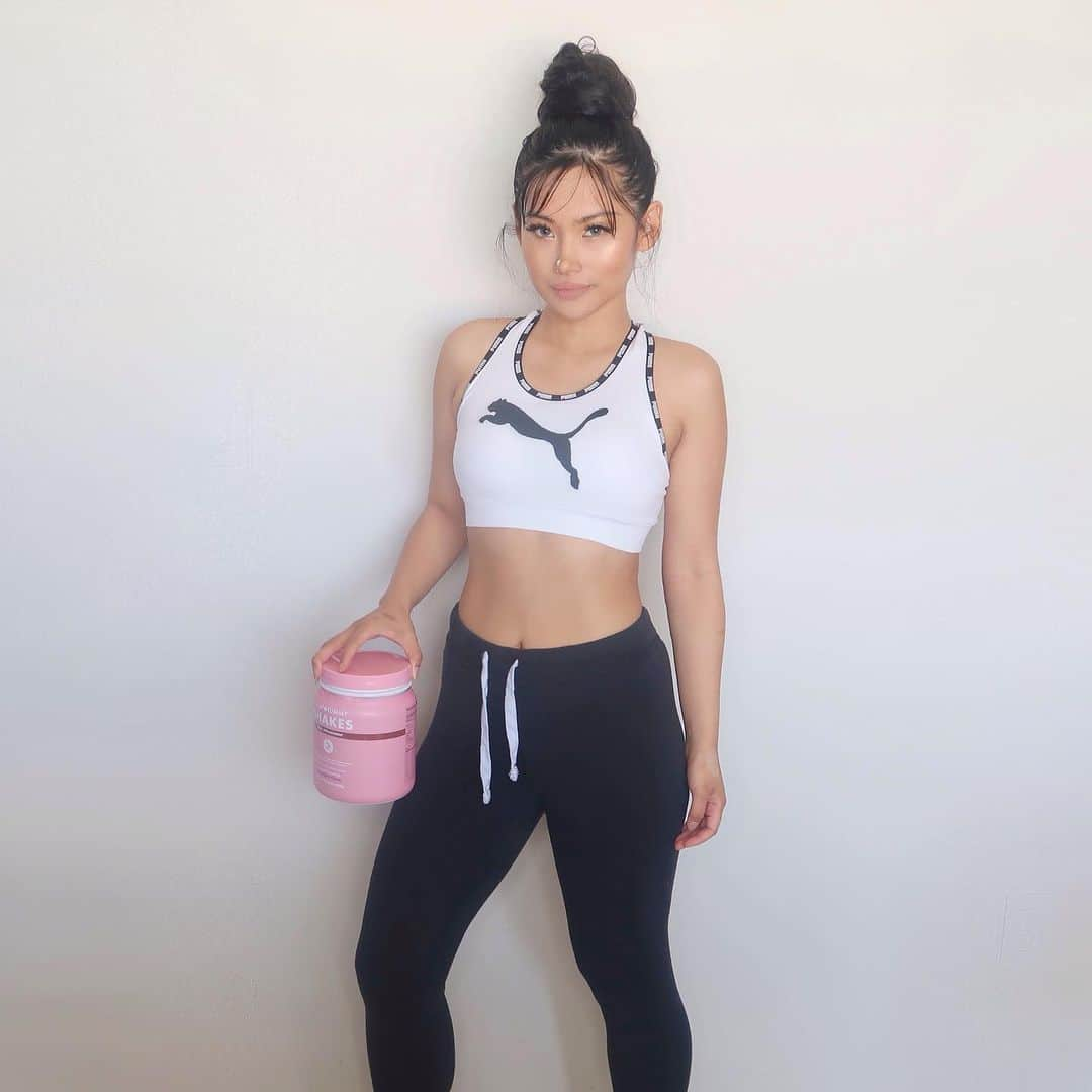 エリーゼ・エストラーダさんのインスタグラム写真 - (エリーゼ・エストラーダInstagram)「Happy Monday loves! 2 and a half weeks down of @flattummyco ‘s meal replacement shakes and I am SO happy with how this round went!! My tummy is feeling super light & refreshed. Not stopping here though!! Who’s in for next round? . They have 30% off everything, so make sure to grab yours now loves!!」5月28日 7時26分 - eliseestrada