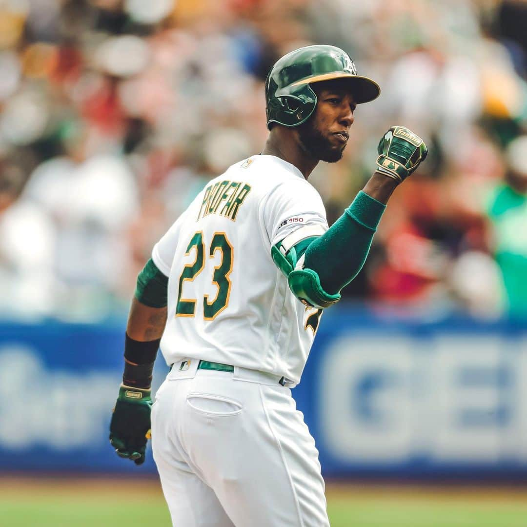 オークランド・アスレチックスさんのインスタグラム写真 - (オークランド・アスレチックスInstagram)「After his home run, @profarjurickson pointed up to the stands to his family who are visiting to see him play today and now we’re crying in the club. #RootedInOakland」5月28日 7時27分 - athletics