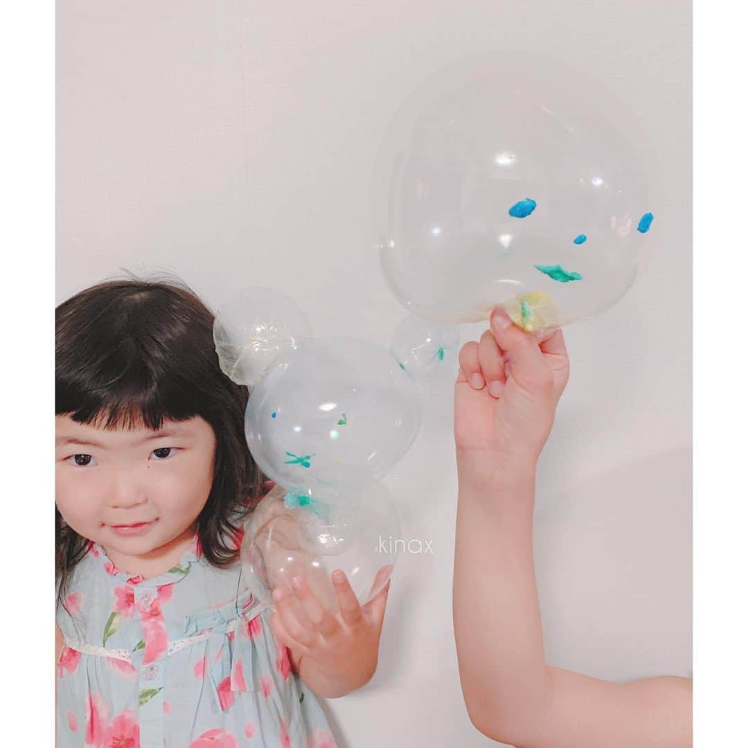 kinaxのインスタグラム：「. good morning(๑′ᴗ‵๑)☀in Japan, and good afternoon, good evening, good night for world friends! . 今日は薄曇りみたいだから そこまで暑くならないかな？ 連日の猛暑だったから落ち着いてくれるといいねぇ… . . 昨日は、運動会の代休だったから 子供達とお出掛け🚗 . 帰りに100均に寄って、お掃除用の排水溝ネットを 買おうと思っていたんだけど お店に入ったから何を買うかすっかり忘れて チカバルーンを買って帰ってきたよʕ •́؈•̀ ₎笑 . いつもメモしてから行こうと思ってても そんな緊急なものじゃないとメモしなかったり まぁ行けば思い出すかなとか あまり学習しない私ʕ •́؈•̀ ₎苦笑 . . まぁーそんなこんなで 子供達が作ってくれたチカバルーンが かわいかったからヨシ！笑 . . 話は変わって 2枚目はむちこさんの自称「かわいいお顔」笑 ぷぷぷ♡ . 今日も楽しい1日を♡ . . #親バカ部 #チカバルーン #時々やりたくなるやつ 2019/05/28」