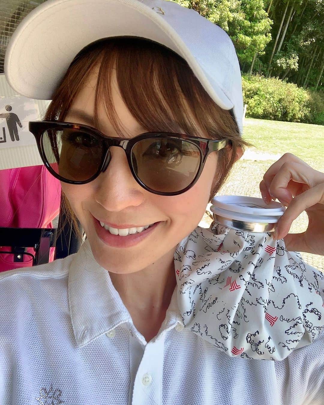 のインスタグラム：「. かけたままでも打ちやすいサングラス🕶✨ . GW前に @eyevol_tokyo_store_official にてオーダーし、届くの楽しみにしてました〜🥰 . やっぱり良い！✨ 見た目も着け心地も見やすさも最高に良い❣️ . . eyevolはおしゃれだから、ゴルフ以外の普段使いにも💛💛💛 . . この日は33℃と日差しジリジリ🌞 #lanvinsport の氷嚢 大活躍でした💓 . . . #golf #golffashion #eyevol #eyevoltokyostore #ゴルフ #ゴルフ女子 #アイヴォル #アイヴォルサングラス #ゴルフ用品 #ランバンスポール #夏ゴルフコーデ」