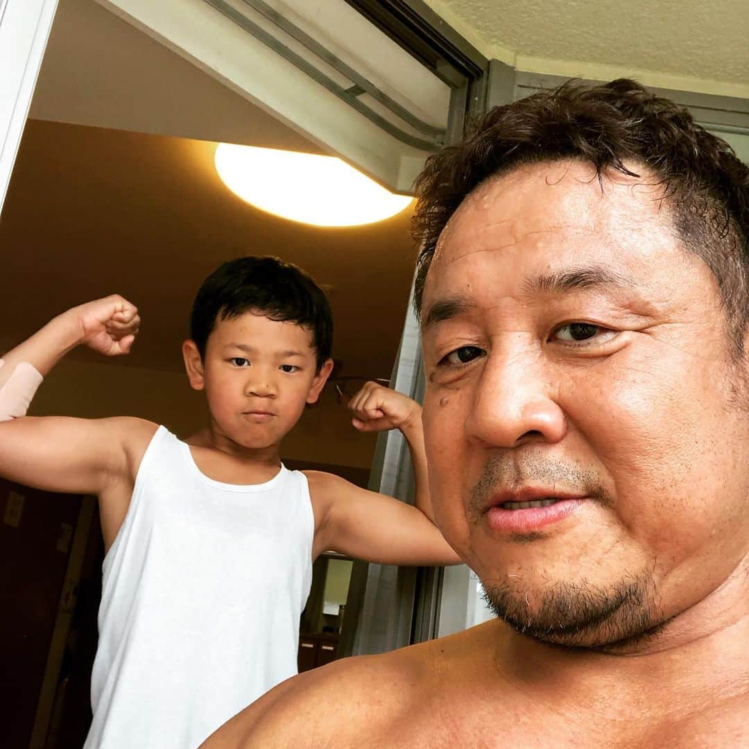永田裕志さんのインスタグラム写真 - (永田裕志Instagram)「おはようございますゼァ。今朝は息子と朝練習しました。毎日レスリングやランニング、鉄棒の練習をやってるのでかなり身体が逞しくなってます。子供の成長は早いですね。私も負けじと、永田裕志51歳今日も頑張りますゼァ。#永田裕志 #第三世代」5月28日 7時48分 - yuji_nagata