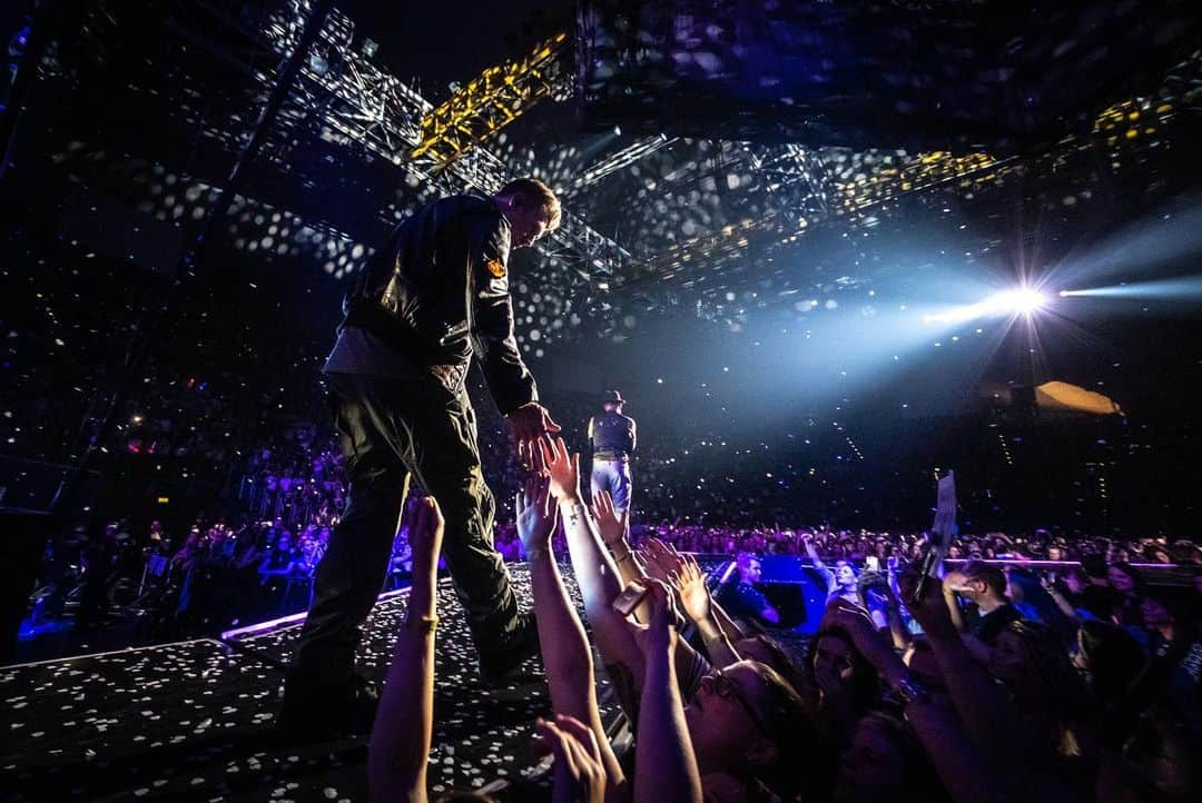 backstreetboysさんのインスタグラム写真 - (backstreetboysInstagram)「You were so loud tonight Munich 🖤 Danke! #BSBMUC #DNAWorldTour」5月28日 7時52分 - backstreetboys