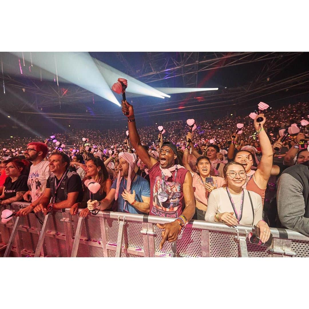 BLACKPINKさんのインスタグラム写真 - (BLACKPINKInstagram)「Paris you shocked us with your unbelievable, vibrant energy last night! Truly amazing souls!!! Merci très très beaucoup💕 . #BLACKPINK #블랙핑크 #BLACKPINK2019WORLDTOURwithKIA #INYOURAREA #PARIS #YG」5月28日 8時08分 - blackpinkofficial