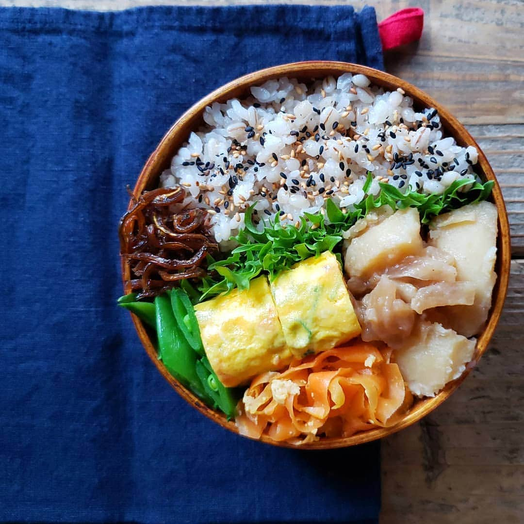 tamiさんのインスタグラム写真 - (tamiInstagram)「* 野菜弁当。 * じゃがいもと玉ねぎの甘辛煮、人参しりしり、ねぎと桜エビ入り卵焼き、茹でスナップエンドウ、いかなごくぎ煮。  雨だねぇ…… 気温が下がって過ごしやすいねぇ☺️ * がんばれ火曜日～！ #tami弁  #お弁当#bento#lunchbox #わっぱ弁当#旦那弁当 #ごはん#食事#暮らし#日々」5月28日 8時03分 - tami_73