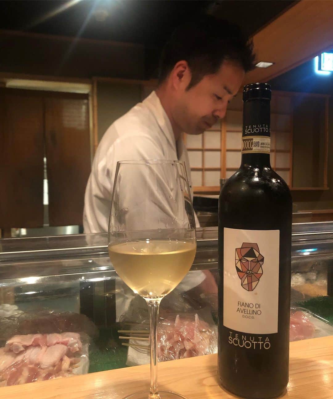 のインスタグラム：「. 鳥佳では 焼鳥に合うワインを 店主 飯田 自らがセレクトしております🍷 . 昨夜のオススメはこちら💁🏻‍♂️ お気軽に相談してみてくださいね🍾 . ご予約はこちらから↓ yoyaku.toreta.in/toriyoshi/#/ __________________ 鳥佳-とりよし- 03-6455-3859 #LDHkitchen #鳥佳 #恵比寿 #焼鳥 #ビブグルマン #ワイン #飯田忍」