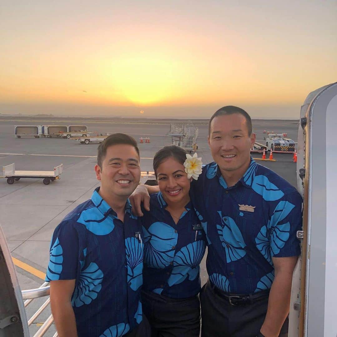 ハワイアン航空さんのインスタグラム写真 - (ハワイアン航空Instagram)「「大切な仲間と仕事ができるから、この仕事が大好き！」- #ハワイアン航空客室乗務員 @kalikolee  #PualaniProud 🌺✈」5月28日 8時06分 - hawaiianairlinesjp