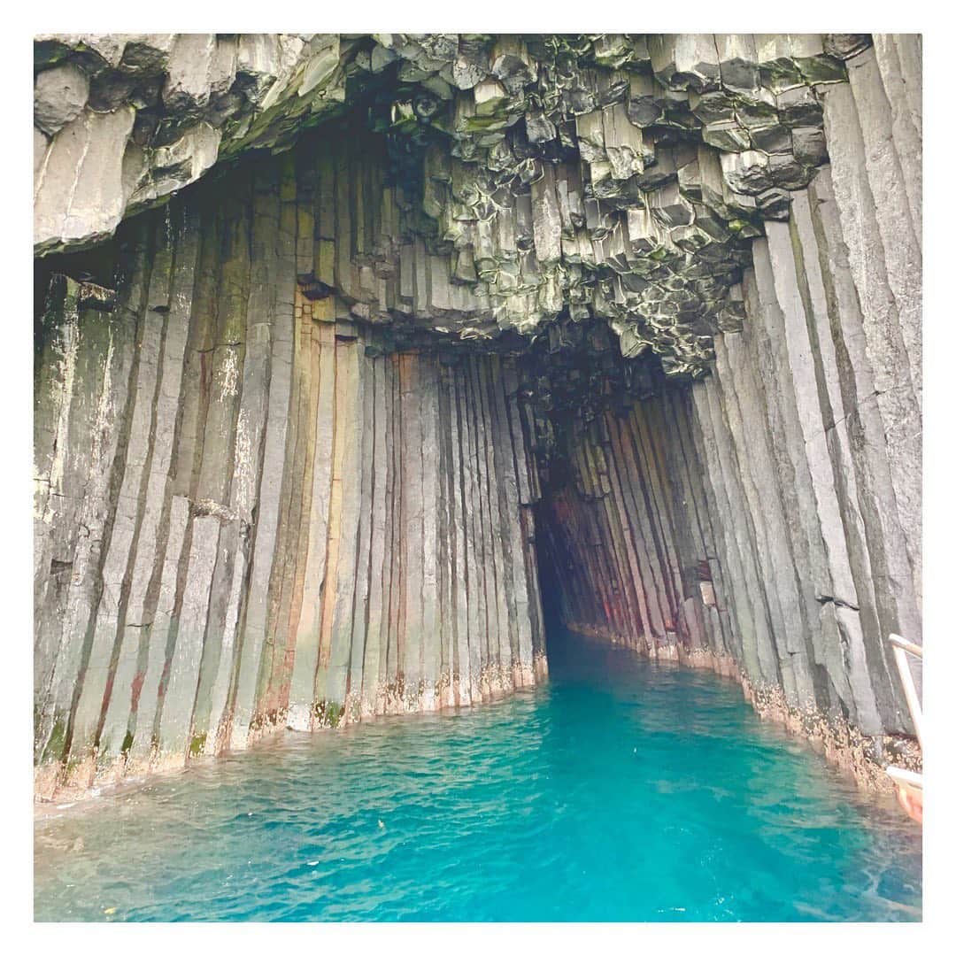 のインスタグラム：「船で洞窟探検🌊🛥 ずっと行きたかった場所🕵🏼‍♀️💙✨ 日本三大玄武洞の最も大きいものが 福岡県糸島市にあるんです🤓 本当に神秘的な空間でした💓 - #芥屋の大門#玄武岩#玄武洞#玄界灘#洞窟探検#糸島観光#糸島ドライブ#海がある生活」