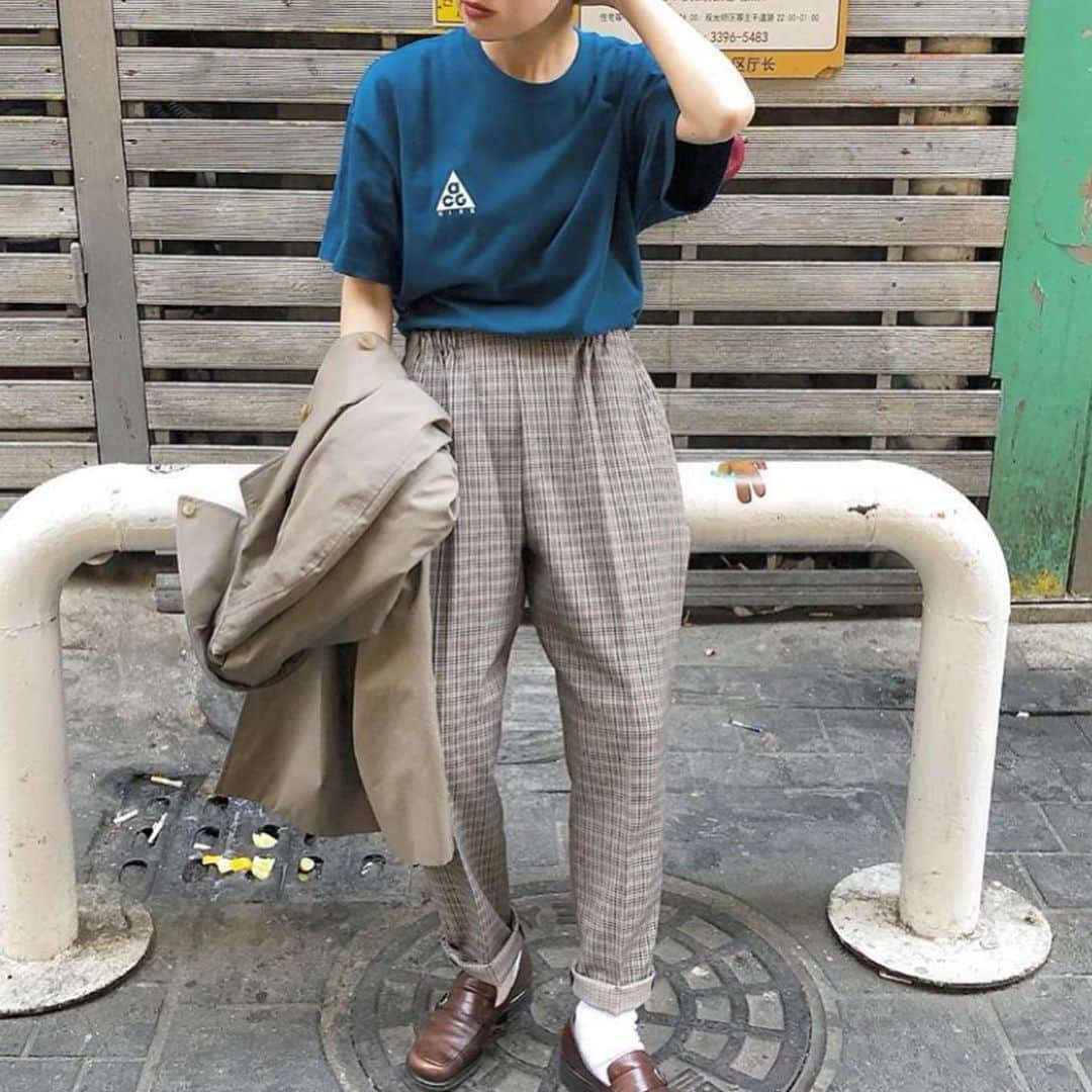 古着女子さんのインスタグラム写真 - (古着女子Instagram)「＼おじコーデの基本 #チェックパンツ 👴／﻿﻿ おじシャツなどのおじアイテムが流行るなか、いま人気なのがおじさんパンツの代表 #チェックパンツ 👖﻿ ﻿﻿ 秋冬はスウェットにあわせて、﻿ 春夏はポロシャツやTシャツにあわせて、﻿大活躍します！﻿ ﻿﻿ ポイントは、"淡いカラー"のアイテムを選ぶこと﻿ アースカラー系のブラウン、ベージュ、グリーンなどは古着との相性もよく、おじ可愛いコーデになります🧸💗﻿ ﻿﻿ ﻿﻿ 🏡古着女子がプロデュースする古着ショップを紹介🏡﻿﻿﻿ ・9090ナインティナインティ @9090s_ 👖👟﻿﻿﻿ ・ひとくち  @o0_hitokuchi_ 🐻🍯﻿﻿ ﻿﻿﻿ ﻿﻿﻿ 🌼公式LINE@→@furuzyo で検索🌼﻿﻿﻿ LINE@だけのお知らせや古着の疑問にも答えます！﻿﻿﻿ ﻿﻿﻿ ﻿﻿﻿ 古着を素敵に着こなしてる女性の方をRepostでご紹介させていただきます🐒写真は全てご本人様に【掲載許諾】をとっております💓﻿﻿﻿ ﻿﻿﻿ ﻿﻿﻿﻿ ﻿﻿ ﻿﻿ #フルジョ #古着 #古着女子 #今日のコーデ #今日の服 #コーデ #古着コーデ #きょコ #ファッションコーデ #古着好きな人と繋がりたい #着回しコーデ #服好きな人と繋がりたい #春コーデ #ゆるコーデ #ガーリーコーデ #カジュアルコーデ #レディース古着 #shimokitazawa #着画 #おちびコーデ #古着好き #春服 #メンズライク #古着ファッション #古着好きと繋がりたい #古着好き #フリクロ #チェック #おじさんコーデ #スラックス」5月27日 23時12分 - furuzyo