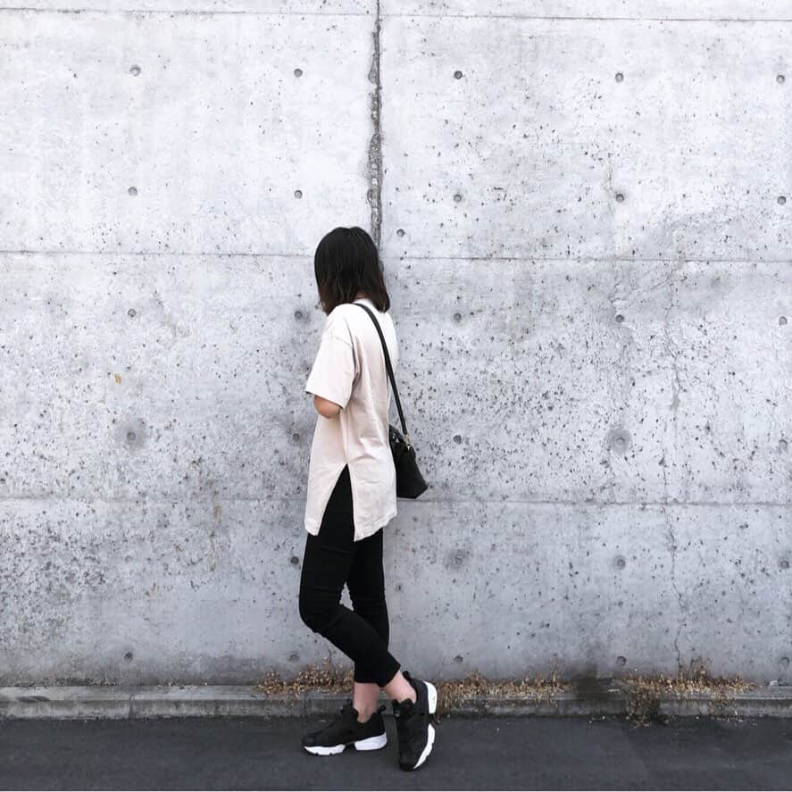 Mameのインスタグラム：「このユニクロTシャツが可愛くて、黒とベージュを2色買いました✨ カーキも欲しかったけど売り切れてた🥺」
