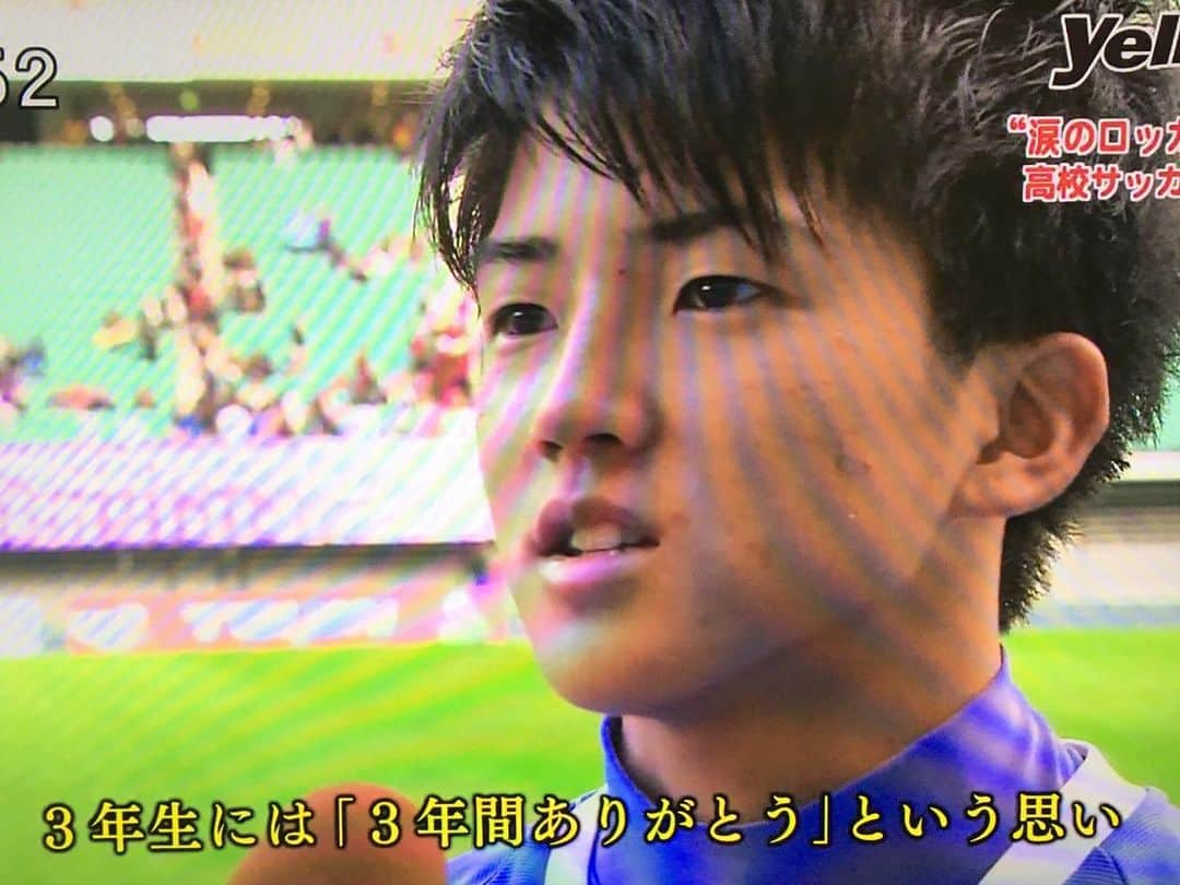 藤村晃輝さんのインスタグラム写真 - (藤村晃輝Instagram)「4年前の高校サッカー選手権県大会決勝で取材していた選手と再会しました。 なんと‼️教育実習生として母校に戻ってきていたのです。 先日、大分西高校で、なぎなた部の取材をしていたときに、「あれ？なんか見たことあるなあ〜」と思ったら、やっぱりそうでした！スーツを着ていたので何となく雰囲気が違っていましたが、中身はそんなに変わってなかったです😂笑 自分も初めての高校サッカーのベンチリポート担当ということで、すごく印象に残っている年代だったんだと思います😊 大学生活の中で今後のことも色々と見えてきたみたいで、目標に向かって頑張っていました。当時聞けなかった話も聞くことができて本当に良い時間でした‼️ 自分もかなり刺激をもらえたので、負けないように頑張らねば‼️ #高校サッカー #選手権 #大分西高校 #教育実習 #owh  #4年前と顔そんなに変わってない説 #お店の人に兄弟と間違われた #24歳 #本当は30歳 #いつまでも若くいられる秘訣とは #oita #soccer」5月27日 23時23分 - fujimura_koki_tos