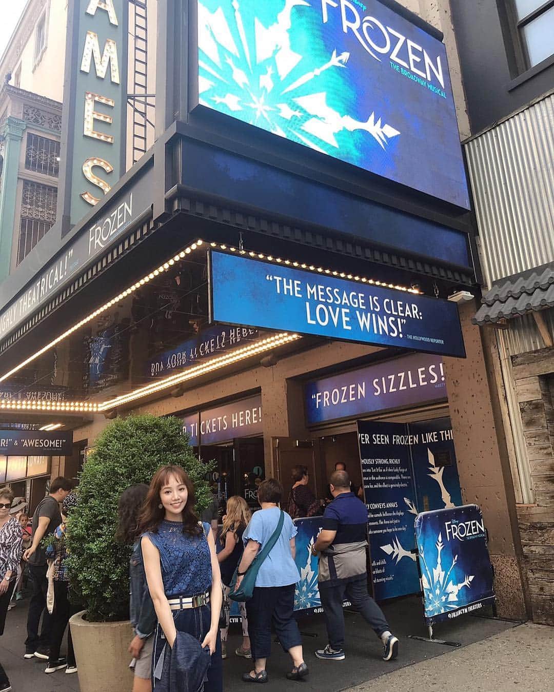 咲妃みゆのインスタグラム：「「FROZEN」❄️ . あの有名なアニメーションが一体どんな舞台になるんだろう。期待に胸を膨らませながら劇場に向かいました🎶お馴染みの楽曲にたくさんの新曲も加わっていてとても幸せでした🍀✨全てが最高でした！！！！！ . 客席には沢山の子供達がいて、彼らはチャイルドクッションの上に座って一生懸命に舞台を見つめていました！とっても可愛かったです！！！！💕 . そして！ エルサ役のCaissie Levyさん！ 素晴らしかったです！✨✨✨ 彼女は「GHOST」モリー役のオリジナルキャストさんです。彼女の歌声と表現力に少しでも近付きたくてお稽古した日々を思い出しました😌Caissieさんが私の目の前にいらっしゃる…“今〜ここ〜で〜🎶” 彼女にお会いしたいという夢が叶った瞬間でした😭❤️ . #アナと雪の女王 #FROZEN #ディズニー #ブロードウェイ . . "FROZEN" ❄️ .  What stage is that famous animation on earth?  I headed to the theater while expanding my heart to my expectation🎶  I was very happy that many new songs were added to the familiar songs🍀✨Everything was great!!!!! .  There were a lot of children in the audience, and they sat on the child cushion and watched the stage hard! Sooo cute! ! ! !💕 .  And!  Caissie Levy in Elsa!  She was great too!✨✨✨ She is the original cast of "GHOST" Molly.  I remembered the days I practiced to get a little closer to her singing and expressive power😌  Caissie is in front of me ... “Here  Right Now🎶” It was a moment when my dream of meeting her came true😭❤️ . . #FROZEN #Disney #Broadway」