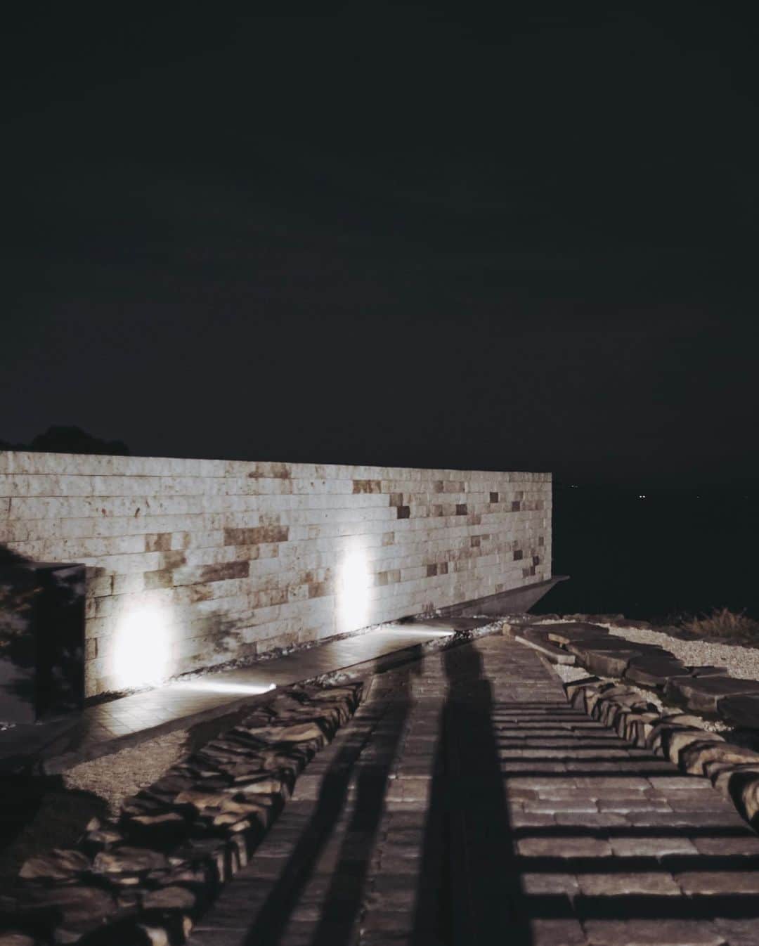 市川渚さんのインスタグラム写真 - (市川渚Instagram)「Night scenery at #enouraobservatory﻿ ﻿ ﻿ 夜の江之浦測候所もなかなか入る機会があるものではないと思うのですが、暗闇にうかぶソリッドな空間はこれまたたまらぬ美しさであった。﻿ ﻿ ﻿ #江之浦測候所#nightscene#hiroshisugimoto#杉本博司」5月27日 23時20分 - nagiko