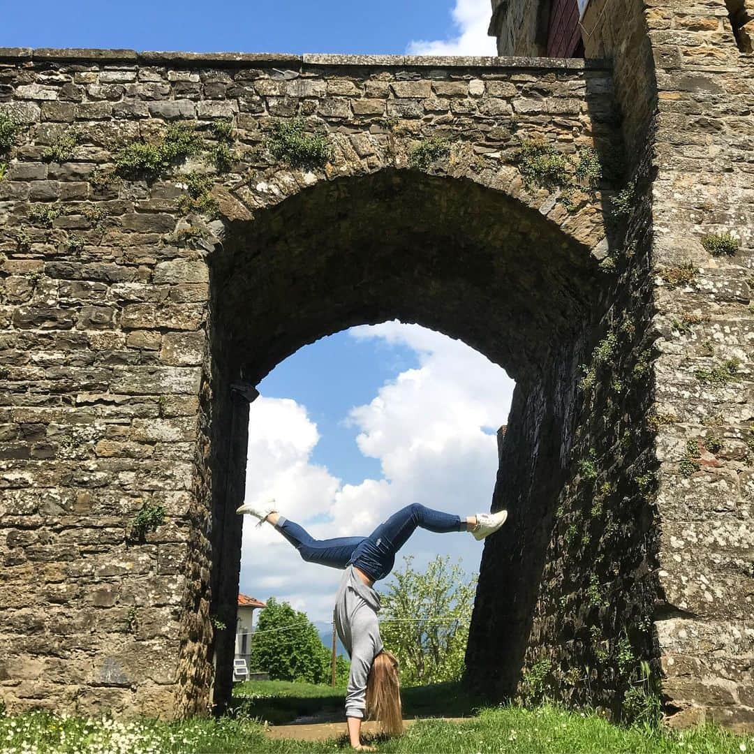 ブレナ・ダウエルのインスタグラム：「Fun fact: the people of Poppi would fill this moat with fire instead of water to protect the castle from enemies! 🏰🔥」