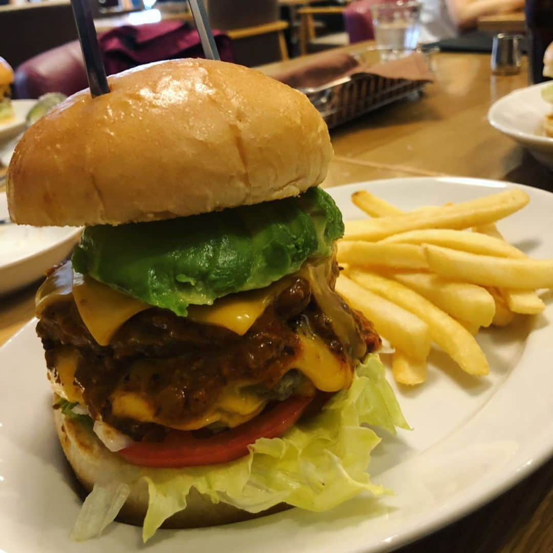 世手子さんのインスタグラム写真 - (世手子Instagram)「Lunch at a huge hamburger in Sendagaya MOS Classic（＾Ｏ＾☆♪ Really big!! That was really jaw-dropping(OvO) Everyone is waiting for a nice comments( ´ ▽ ` ) https://item.woomy.me/c/44133 #千駄ヶ谷モスクラシック にいってきたょー(￣∀￣) #イヤリング：#ルピス @queen.lupis (k280)付けてお出かけ めちゃデカいー(〃ω〃) #mosclassic の #ダブルチーズバーガー にアボカドとチリソースをトッピングしたら かなり巨大にwww 大っきなハンバーガー、お母さんと食べたょ(^o^) #千駄ヶ谷カフェ #千駄ヶ谷グルメ #千駄ヶ谷ランチ としてもめっちゃおすすめー( ✌︎'ω')✌︎ 千駄ヶ谷 モスクラシックで検索してみてねーん^o^ Casting by @woomy.restaurant」5月27日 23時22分 - rojide