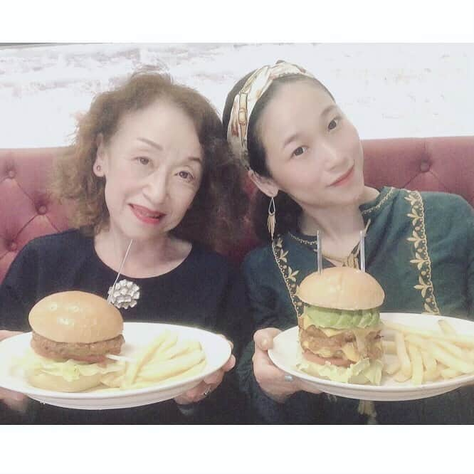 世手子さんのインスタグラム写真 - (世手子Instagram)「Lunch at a huge hamburger in Sendagaya MOS Classic（＾Ｏ＾☆♪ Really big!! That was really jaw-dropping(OvO) Everyone is waiting for a nice comments( ´ ▽ ` ) https://item.woomy.me/c/44133 #千駄ヶ谷モスクラシック にいってきたょー(￣∀￣) #イヤリング：#ルピス @queen.lupis (k280)付けてお出かけ めちゃデカいー(〃ω〃) #mosclassic の #ダブルチーズバーガー にアボカドとチリソースをトッピングしたら かなり巨大にwww 大っきなハンバーガー、お母さんと食べたょ(^o^) #千駄ヶ谷カフェ #千駄ヶ谷グルメ #千駄ヶ谷ランチ としてもめっちゃおすすめー( ✌︎'ω')✌︎ 千駄ヶ谷 モスクラシックで検索してみてねーん^o^ Casting by @woomy.restaurant」5月27日 23時22分 - rojide