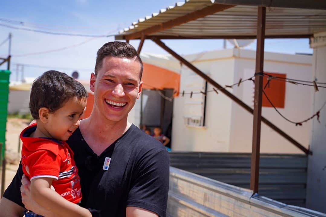 ユリアン・ドラクスラーさんのインスタグラム写真 - (ユリアン・ドラクスラーInstagram)「Wir sind mit @unicef_deutschland und @rtlwirhelfenkindern zurück im Flüchtlingslager Zaatari in Jordanien. Ich freue mich riesig, meinen kleinen Freund Abdullah und die Familie Jundi wiederzusehen! // On est de retour au camp de réfugiés de Zaatari en Jordanie avec l'UNICEF et RTL. Vraiment heureux d'avoir revu mon petit pote Abdullah et la famille Jundi! // We are back in Zaatari Refugee Camp in Jordan with Unicef and RTL. Really happy to meet my little friend Abdullah and the Jundi family again! • • • • • #kindheitbrauchtfrieden #jordan #amman #zaatari #jdx」5月27日 23時22分 - draxlerofficial
