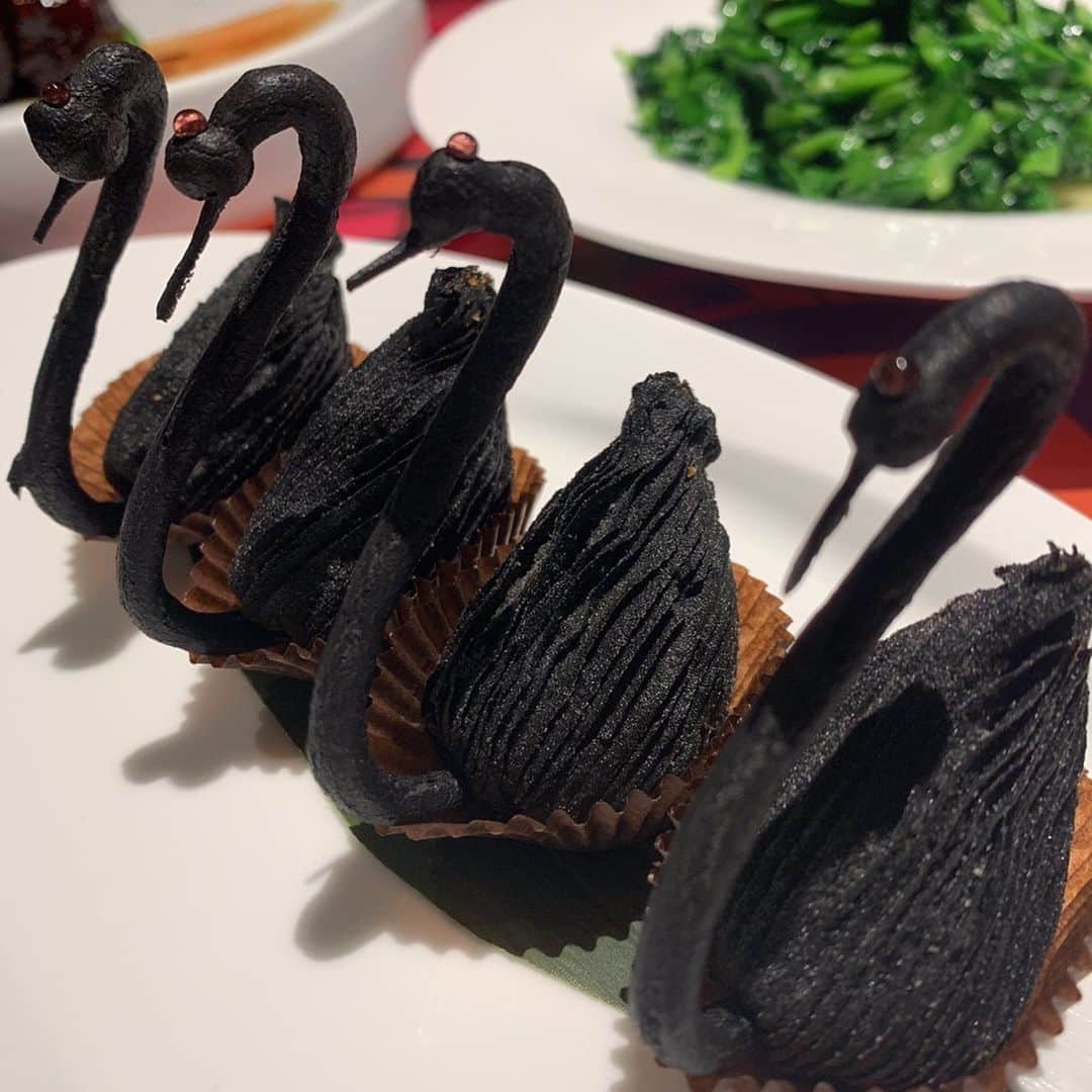 水谷雅子さんのインスタグラム写真 - (水谷雅子Instagram)「どれを食べても美味しい。✨✨ 料理に驚きと感動の連発でしたよ😍😍 コクチョウ型のパイ🦢 パイ生地にイカ墨を練り込んでいるので黒なんですよね😍なるほど! 中身はトロッとしたあんかけで炒めた海鮮が入っていました。 #上海#上海灘レストラン#shanghaitang #水谷雅子#水谷雅子beautybook50の私」5月27日 23時23分 - mizutanimasako