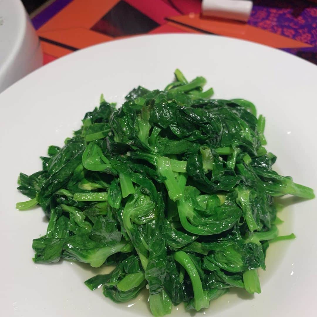水谷雅子さんのインスタグラム写真 - (水谷雅子Instagram)「どれを食べても美味しい。✨✨ 料理に驚きと感動の連発でしたよ😍😍 コクチョウ型のパイ🦢 パイ生地にイカ墨を練り込んでいるので黒なんですよね😍なるほど! 中身はトロッとしたあんかけで炒めた海鮮が入っていました。 #上海#上海灘レストラン#shanghaitang #水谷雅子#水谷雅子beautybook50の私」5月27日 23時23分 - mizutanimasako