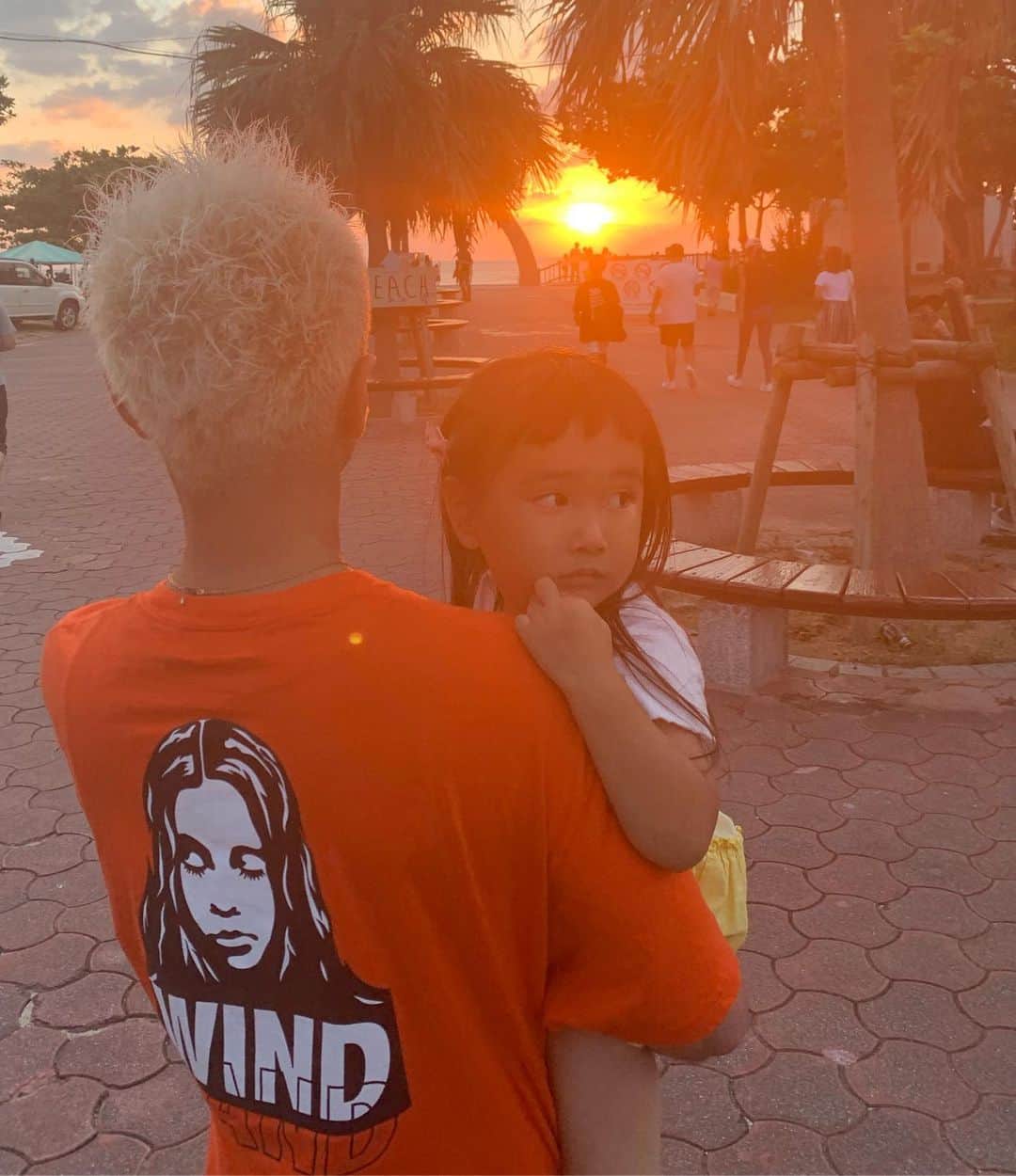 のインスタグラム：「加工なしの沖縄の夕陽☀️ すごく素敵な夕陽だった。久しぶりに海に浮かぶ夕陽を見た土曜日の夜の写真。 今日はというと娘が1週間ぶりの幼稚園でお家でちょっと泣いたけど、元気に登園した朝🥰 半日、事務作業で外回りした私は今夜は絶対美味しいワインとご飯を飲むと決めていてワインショップにも寄って帰って家族3人でお家ごはんして楽しかった夜☺️(1番車の運転が神経使う) 明日は朝から会社のミーティングです🍀 . ちなみに娘の名前は沖縄の美しい夕日の意味も込めてます✨ #沖縄 #夕日 #日夕佳 #女の子 #3歳 #日夕佳とお父さん」