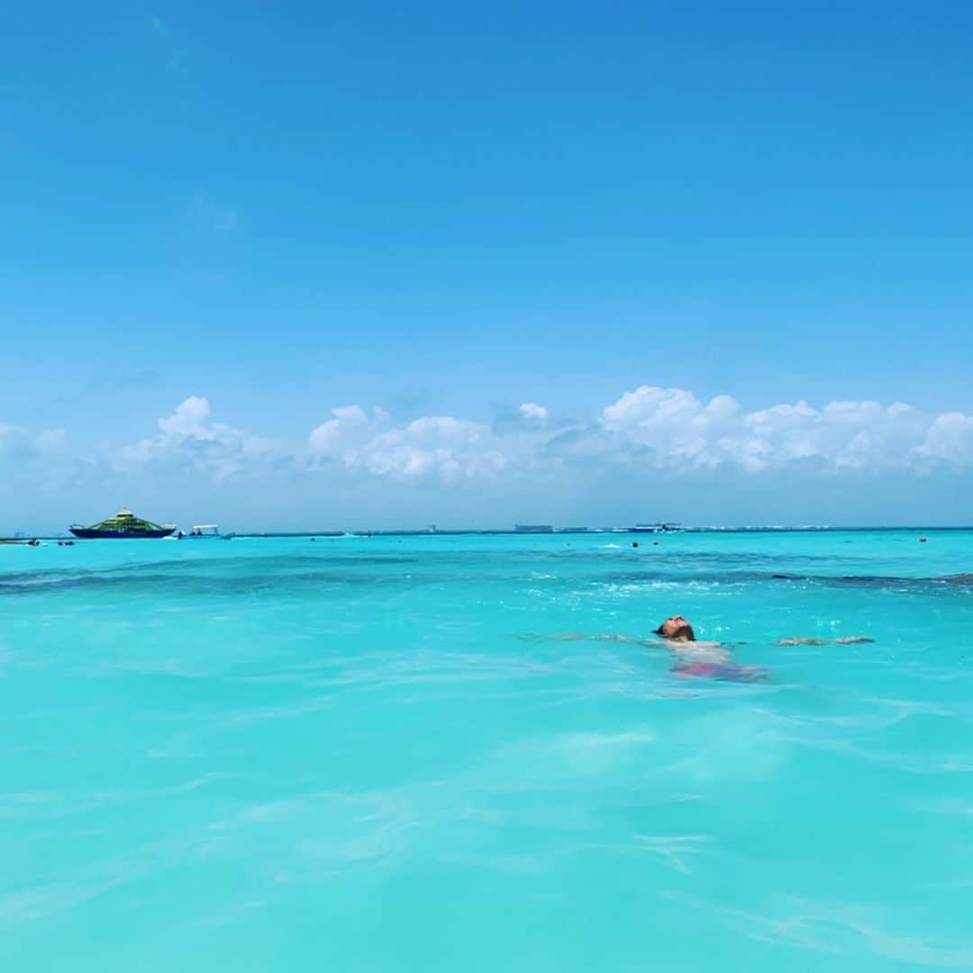 のインスタグラム：「Isla mujeres (イスラ ムヘーレス)に行きました😆 カンクンから船🚢で30分の島です🤗 海🏖がキレイでとてもいい場所でした✨ . #mexico#todossomossultanes#cancun#islamujeres」