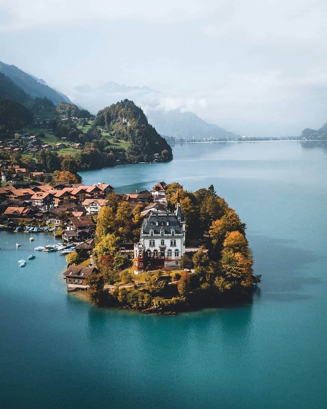 Travel + Leisureさんのインスタグラム写真 - (Travel + LeisureInstagram)「The turquoise Lake Brienz is a must-visit spot in Switzerland 💙 #tlpicks courtesy of @tom_juenemann」5月27日 23時25分 - travelandleisure
