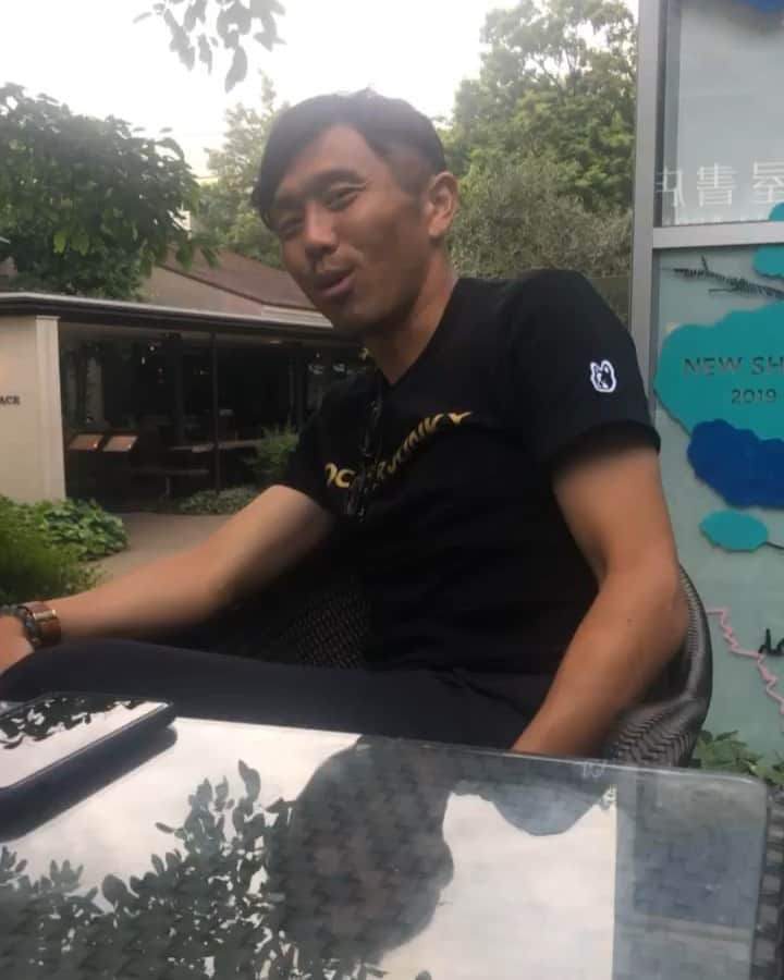 のインスタグラム：「いつの日かのchill。  Relax time。 しょうもない会話… くだらない会話… そんな会話が凄く楽しかったりする笑  #沼津のコロ助 こと 尾崎瑛一郎。 いや…この人もポンコツやから… #沼津のポンコロ助 笑  お隣のユーキくんは しっかりしてるのに笑 えらい違いだな笑  いつもいつも会うたびに イジり散らかしてます笑  この日も相変わらず！  さすがだなー笑 勉強なります笑  隙間をぬって… 逢いたい人に逢う。  凄く刺激になるし… Refreshにもなる…  自分にとっては 凄く大切な事。  楽しかったなー笑  #尾崎瑛一郎 #アスルクラロ沼津 #通称 #沼津のコロ助 でも #ポンコツ なので #沼津のポンコロ助 が #正解 #イジると味が出まくり #楽しいんだなー笑 #chill #relax #refresh #funtimes #goodtimes #awesome #現場からは以上です🙏」