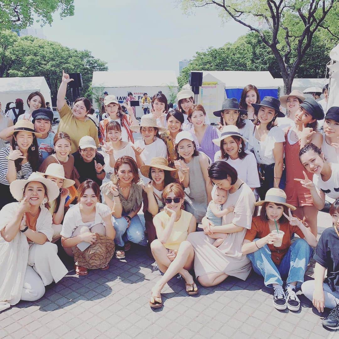 eight o eight さんのインスタグラム写真 - (eight o eight Instagram)「𖠁 . JST nagoya Hawaii fes . . ご来場くださった すべての方々 暑い中ありがとうござました . 今年は場所が変わり いろいろ不安も ありましたが . 例年を上回るお客様の 笑顔が見れて 最高の2日間となりました . . . 企画運営 してくださってる @shu1980 . いつも にこやかな JST社長 @nishi_jst . . Sunny beach street の企画運営を 一緒にしてくれてる @alohaaasmile . 一緒に盛り上げてくれる #fleamarketofaloha  のチームalohaのみんな . . 暑い中 本当にお疲れ様でした ！！！！！！ . . 1人1人の力が こうして大きな力に なるんだなーと 実感した2日間 . . イベンターではなく 雑貨屋のオーナー ですが、 こんな大きなイベントに 深く携わらせてもらえて 勉強させてもらえて 毎年、本当に幸せ者です。 . . . 至らない点も多々あり ご迷惑をお掛けしてしまった点 また来年にいかせるように していきます！ . . . そして 最後に 今年の @808store を 切り盛りしてくれた @ryuyu  @oharu1029  @____mikio  @sea.amiii825  固ゆで黒卵くん きょーちゃん . . 娘の子守してくれた @sugifumi  @mikichan39 . . 本当に助けてもらいました 😭 感謝しかない 😭 . . . 差し入れや 優しいお言葉くださった 皆様 心から感謝しています . mahalo . . . ※完売してしまった アイテムが多々あります 再入荷の準備をいたしますので オンラインストアからの 販売をお待ちの方は もう少しお待ちくださいませ🙇🏽‍♀️ . . . #beach #sea #beachhouse #beachstyle #beachgirl #california #aloha#hawaii#アロハ #ビーチ雑貨 #ビーチハウス #ビーチスタイル #ビーチライフ #ハワイ#ハワイアン #ハワイ雑貨 #ビーチ雑貨 #カリフォルニア雑貨 #カリフォルニアライフ#カリフォルニアスタイル#雑貨#海 #海を感じる雑貨」5月27日 23時26分 - 808store