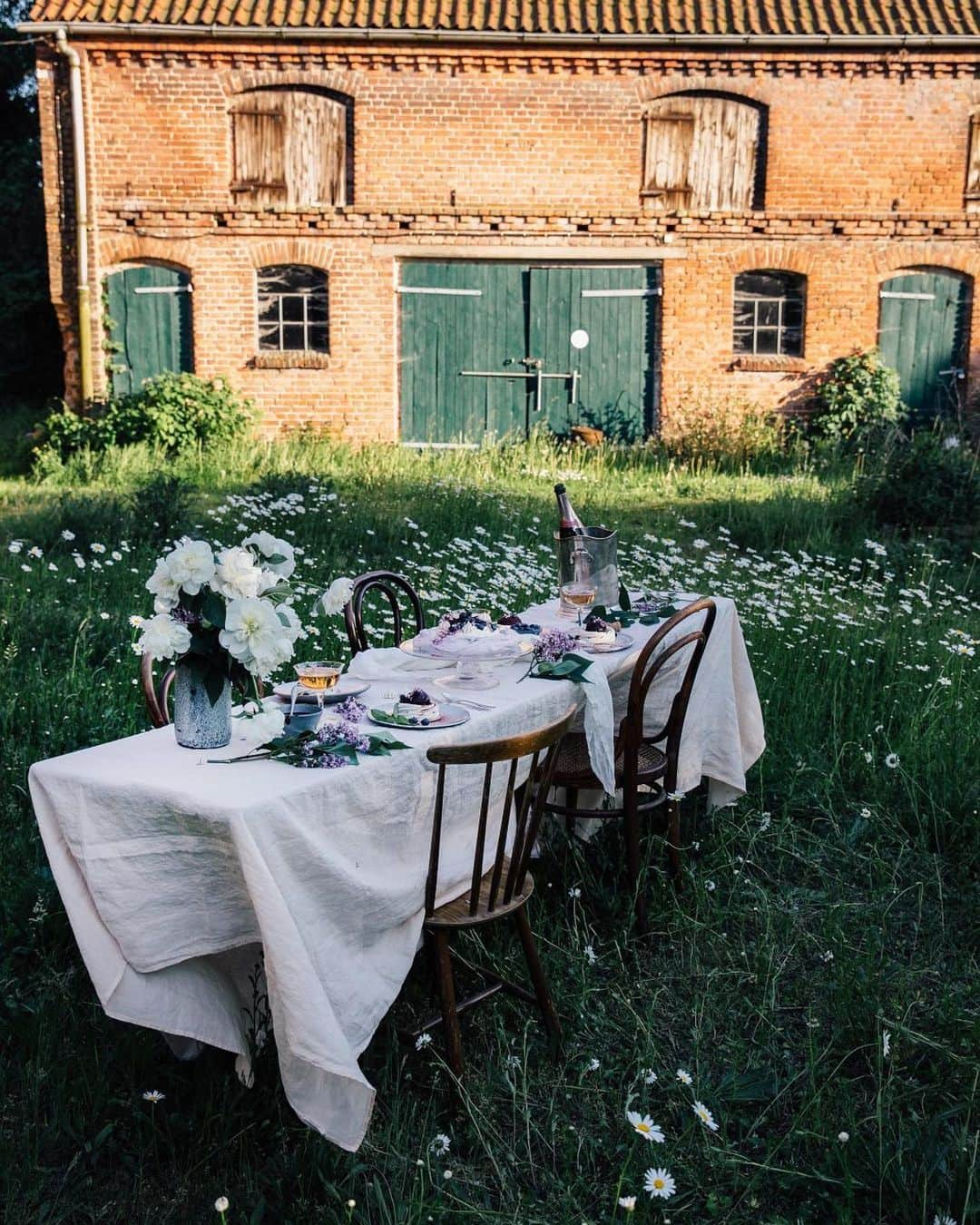 Our Food Storiesさんのインスタグラム写真 - (Our Food StoriesInstagram)「So happy to see so many flowers in the garden in full bloom right now 🌿 This is one of our favorite spots in the garden for a little gathering, see more on the blog, link is in profile 🌼 #ourfoodstories_countryside  ____ #tabledecor #countrysideliving #countrysidelife #gardeninspo #tabledecor #gardenparty #gardenista #foodphotographer #foodstylist #germanfoodblogger #saveurmag #fellowmag #houseandgarden #vogueliving #tabledecoration #summervibes #huffposttaste #simplejoys」5月27日 23時27分 - _foodstories_