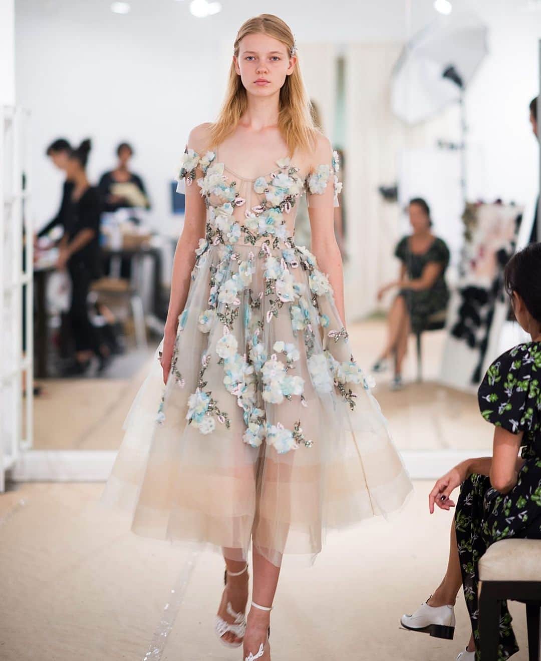 のインスタグラム：「From the archives: Look 17 from the Spring/Summer 2017 collection features an off the shoulder tea length cocktail with corseted bodice in soft mint tulle with 3D embroidery. #marchesa #ss17marchesa」