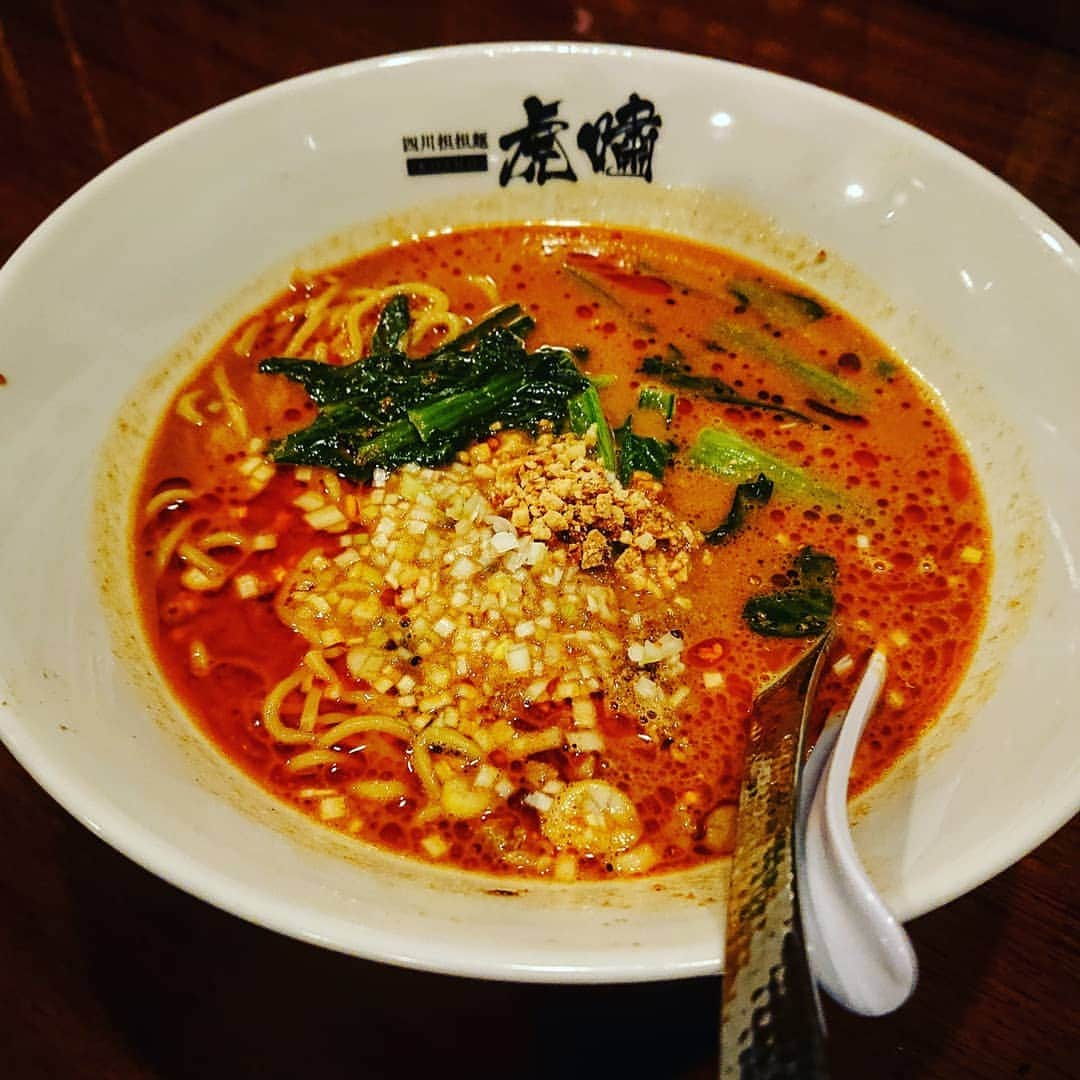 秦まりなさんのインスタグラム写真 - (秦まりなInstagram)「【ラーメン探訪記番外編】 四川担担麺虎嘯＊四川担担麺 . 写真は先週金曜日、取材にいった時のもの。 なんとも、趣味と実益を兼ねた取材でした。笑 この時は写真２枚目の四川担担麺と、夏限定の冷やし担担麺をいただきました！ (冷やしの写真撮り忘れましたが、本当にどちらも美味！！！！！おすすめ！！！！！) . 辛いものは元気になれる！！ ちなみに、この日の衣装は担担麺に合わせてオレンジ色にしてみました。笑 . . . #ラーメン女子 #ラーメン #ラーメン日記 #ラーメン巡り #ラーメン食べ歩き #ラーメン部 #ラーメンパトロール #ラーメンインスタグラマー #ラーメンスタグラム #ラーメン好きな人と繋がりたい #ラーメン大好き #麺スタグラム #麺スタグラマー #麺活 #担担麺#担々麺 #タンタン麺#四川担担麺虎嘯 #虎嘯 #マー活 #坦々麺 #アナウンサー#announcer#japan#yonago#山陰 #米子市 #米子」5月27日 23時28分 - marina.hata