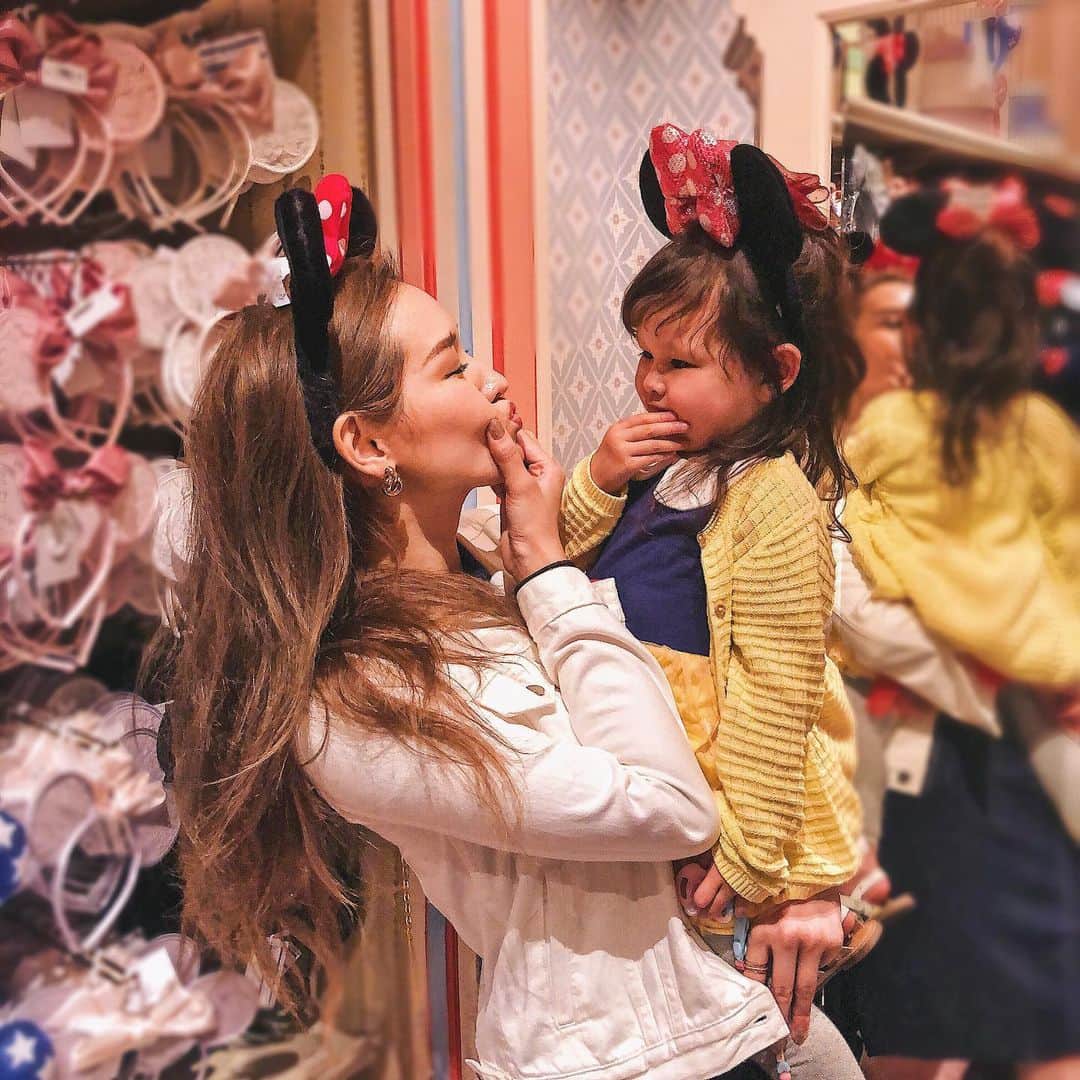 Hisayo Rinのインスタグラム：「Lilia came here for the first time🏰✨ . #ランドデビュー #また来ようね #disneyland #after6 #memory」
