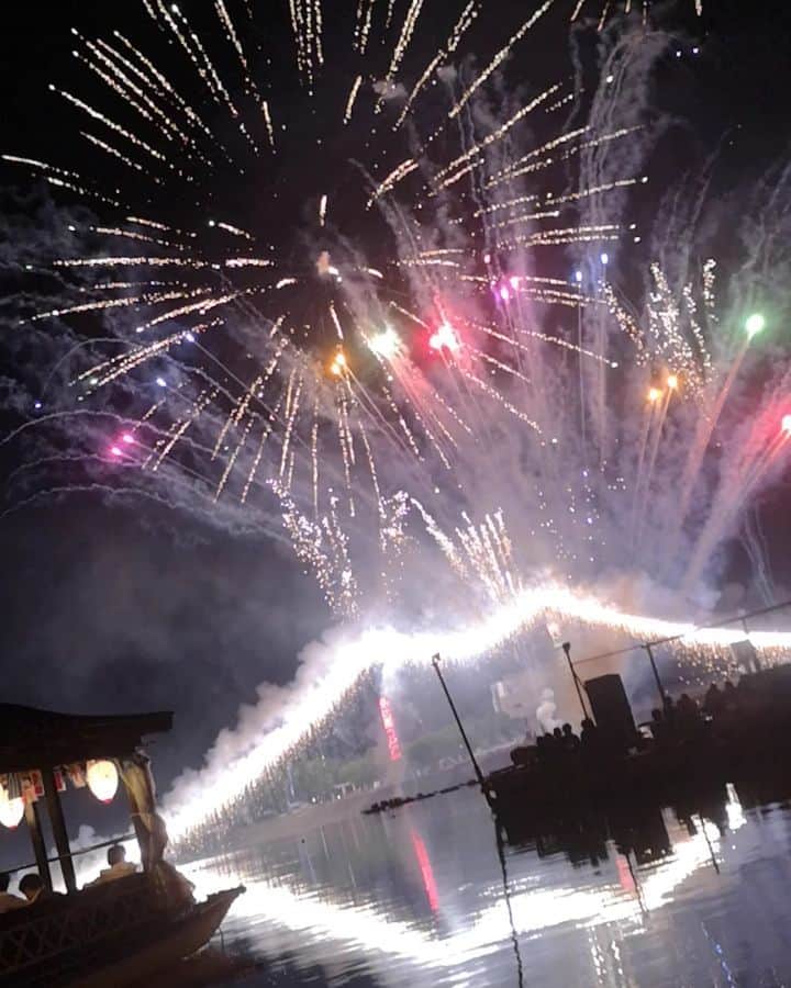 梅川壱ノ介（舞踊家）のインスタグラム：「【夏の訪れを知らせる風物詩】  今年も屋形船に乗り、鵜飼いや祇園囃子を観ながら、花火大会を満喫させて頂きました！  是非、来年は皆さまも大分県日田市へお越し下さいませ。  本当に風情のある、花火大会です。  #梅川壱ノ介 #花火大会 #大分県日田市 #川開き観光祭  #観光親善大使」