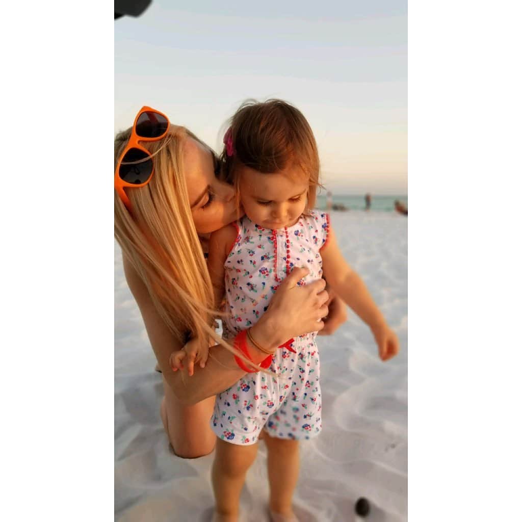 カーラ・モナコのインスタグラム：「Making memories with the loves of my life. ☀️🏖🦈🌊」