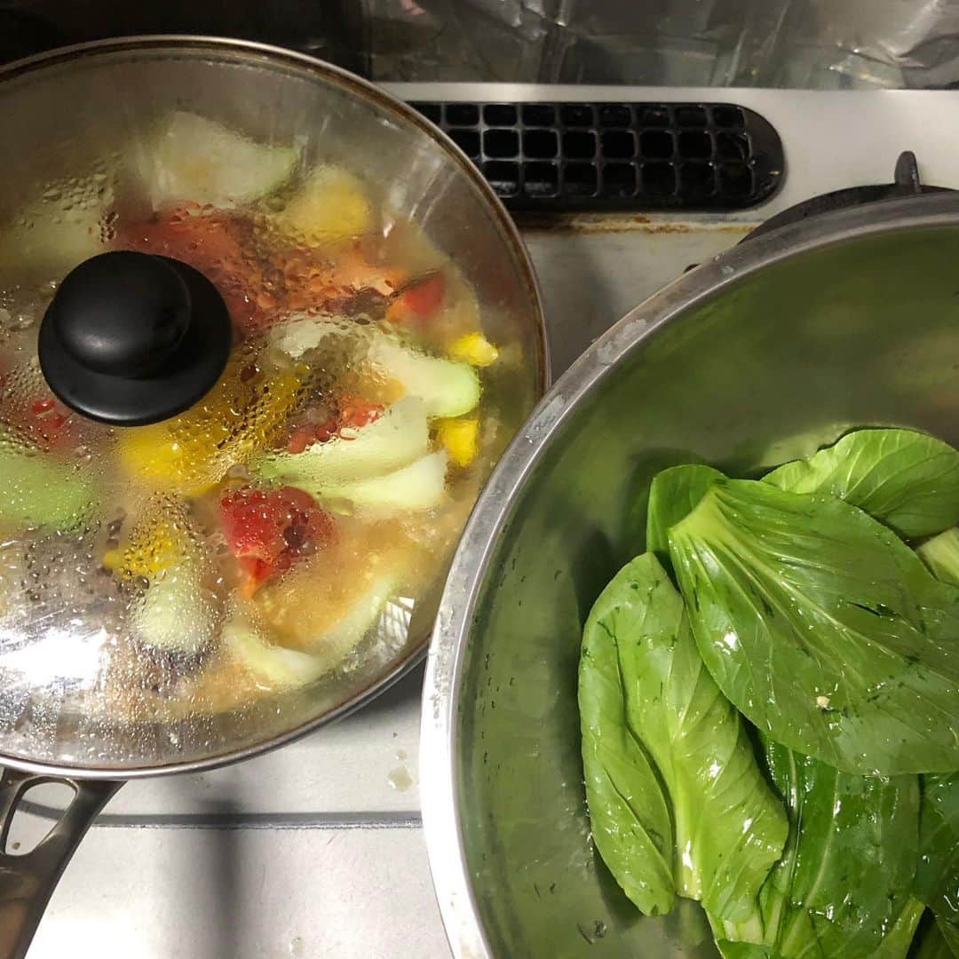 直樹 加藤さんのインスタグラム写真 - (直樹 加藤Instagram)「.. 今日は、青梗菜とパプリカ、ごぼうのいつもの炒め物です。 . 時間差調理で、全ての野菜をアルデンテに仕上げてます。 . 青梗菜の芯の部分を青っぽいニュアンスを出さずにしっかりした歯ごたえを一般家庭の調理器具て表現するには、この調理法が一番楽だと思います。 . 本日のお肉の旨味は、業務スーパーの牛ロースだっけ？切り落としだっけ？牛肉のスライスでした。 . テフロンのフライパンで、適度に脂を焦がして、お肉感を野菜にまとわせています。 . ここに合わせるのは、白米食感に炊き上げた玄米です。「ふかふか玄米」と検査くださると、ククパに投稿したレシピが見ていただけます。 . 白米食感とは言え、胚芽が残った状態なので、しっかり噛むって、大事です。 . 合わせたワインは、オーストラリアのシラーズ100%です。 . これ、バラの香り的な勢いのある花の香りがムンムンしてきます。適度なタンニンと、それに引き締められた果実味が、オーストラリアのシラーズとは思えない軽やか美味しい味わいになってます。 . ワインの味わいの奥底に沈んでた青っぽいボルドー的なニュアンスが、野菜の青っぽい香味に手を引かれて味わいの最前線に出てくる感じです。 . スパイシーな香味が牛脂の甘さ、とこれまたなかなかの相性です。 . こういうオージーのシラーズもアリですね。 .. #西七条お家ごはん #西七条ワイン好き #西七料理好き #ワイン #デイリーワイン #ワインと共に #ワインと合う#料理 #男の料理 #お家ごはん  #ワイン好き #ワイン好きな人と繋がりたい #pin #ダイエット料理 #太らない食事 #七条御前 #西七条 #七条御前 #西七条 #梅小路 #七条七本松 #御前 #デイリーワイン #安うまワイン #試飲販売 #試飲 #試飲できます  #クッキングラム #インスタダイエット #アラフィフダイエット #食べても太らない」5月27日 23時42分 - daimonjiyakatonaoki