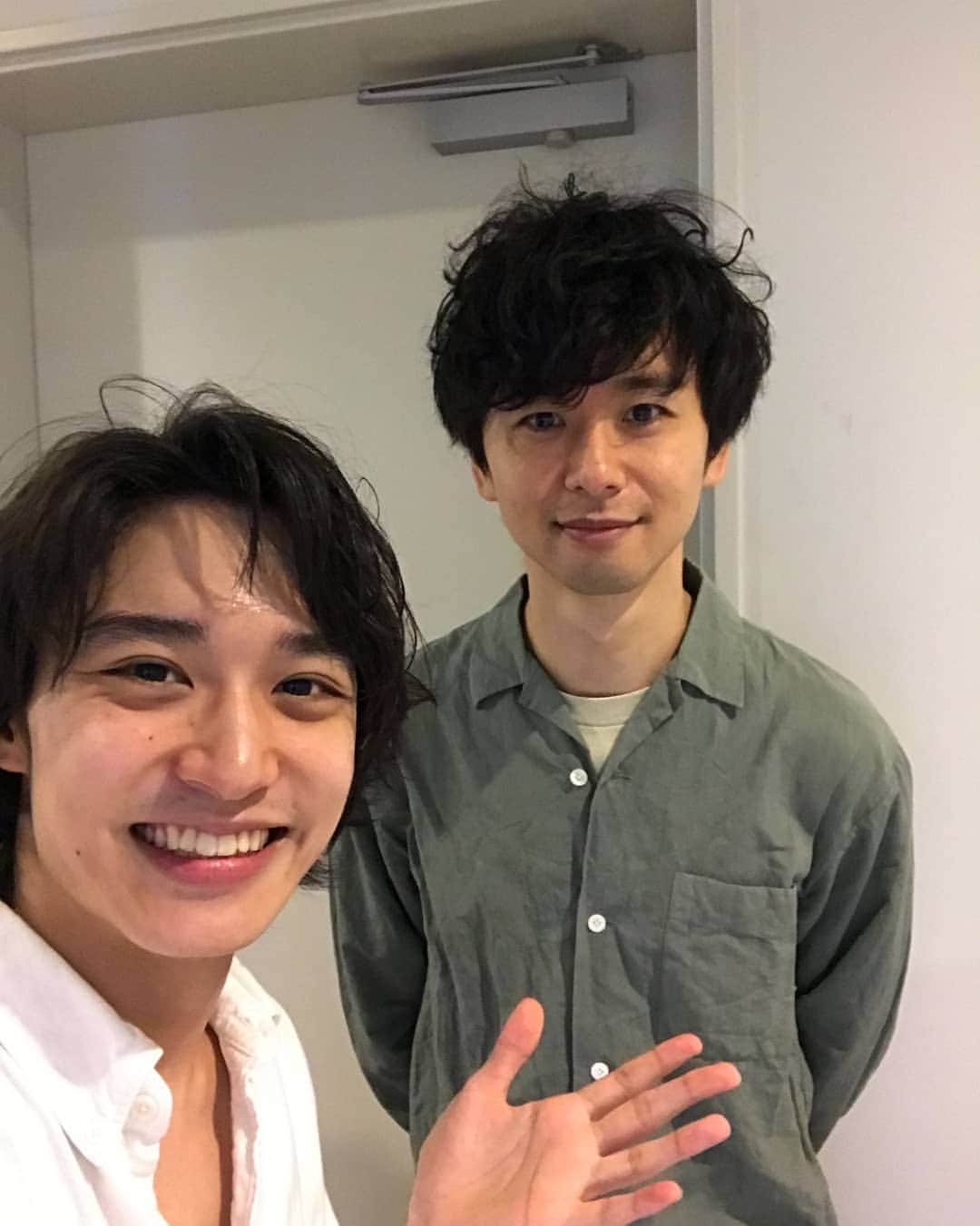 松岡広大さんのインスタグラム写真 - (松岡広大Instagram)「こんばんは。 最後の休演日です。さっきサウナしてきました。 @tada.daireiくんが働いているドーバーへ。 とても面白い。服の見せ方、世界観、まるで美術館にいるよう。楽しかったー！ そして、先日舞台を観に来て下さったお客様たち。 福崎那由他くん！なゆちゃん！しっかりと感想を言ってくれて、本当に。。嬉しいです。 事務所の大先輩、橋本淳さん。 観て下さりとても嬉しかったです。その後、一緒 にランチを食べてとても有意義な日になりました。勉強になりました。やはりあつ兄は本当に偉大な存在です。 明日からも、引き続き丁寧に、真摯に作品に向き合っていきます！ 明日も皆様のご来場を心よりお待ちしております。 #恐るべき子供たち」5月27日 23時37分 - koudai_matsuoka.official