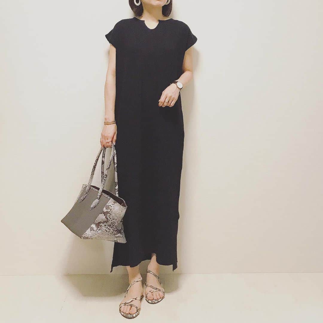 aiaiさんのインスタグラム写真 - (aiaiInstagram)「暑いからやっぱりワンピース。 @haptic1000 のサーマル素材のワンピースにパイソン柄のバッグとサンダル。 @sesto_shoes のこのストラップサンダル歩きやすいしデザインも好き✨ 詳しくはブログに書いています。  #fashion#outfit#style#coordinate#instagood#ootd#pic#instapic#コーデ#コーディネート#スタイリング#プチプラコーデ#本日のコーデ#大人カジュアル#プチプラ  #カジュアル  #ワンピース #ワンピースコーデ  #アラフォーコーデ #アラフォーファッション#40代ファッション #ワンピ  #夏コーデ #モノトーンコーデ  #ブラックコーデ  #ブラックワンピース  #サーマル #サーマルワンピース #サンダル #サンダルコーデ」5月27日 23時38分 - saltaiai