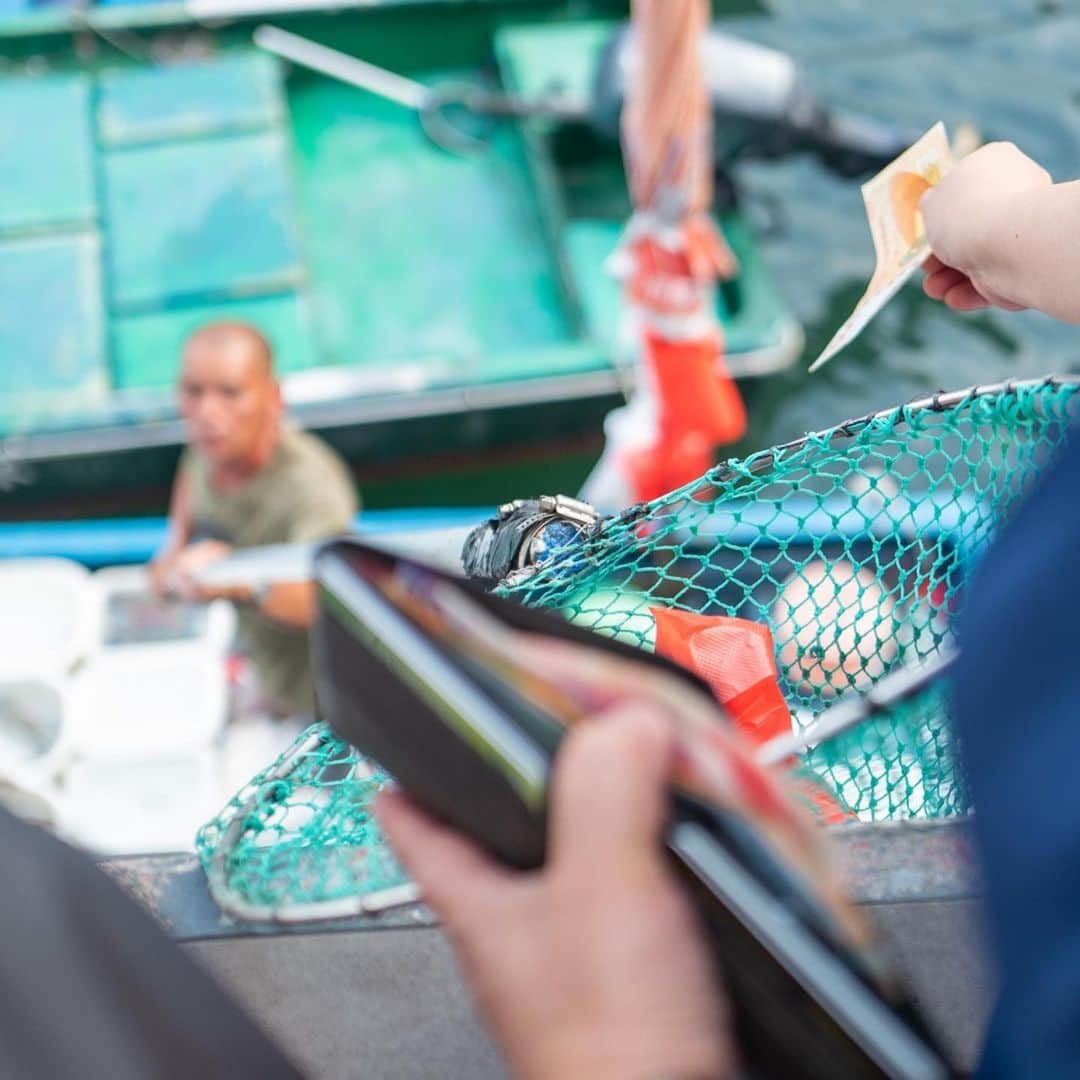 武井義明さんのインスタグラム写真 - (武井義明Instagram)「わかるかな、船上の魚を桟橋から買うのです。蟹を買ってみんなで食べた。昨日の写真です。」5月27日 23時39分 - bebechef