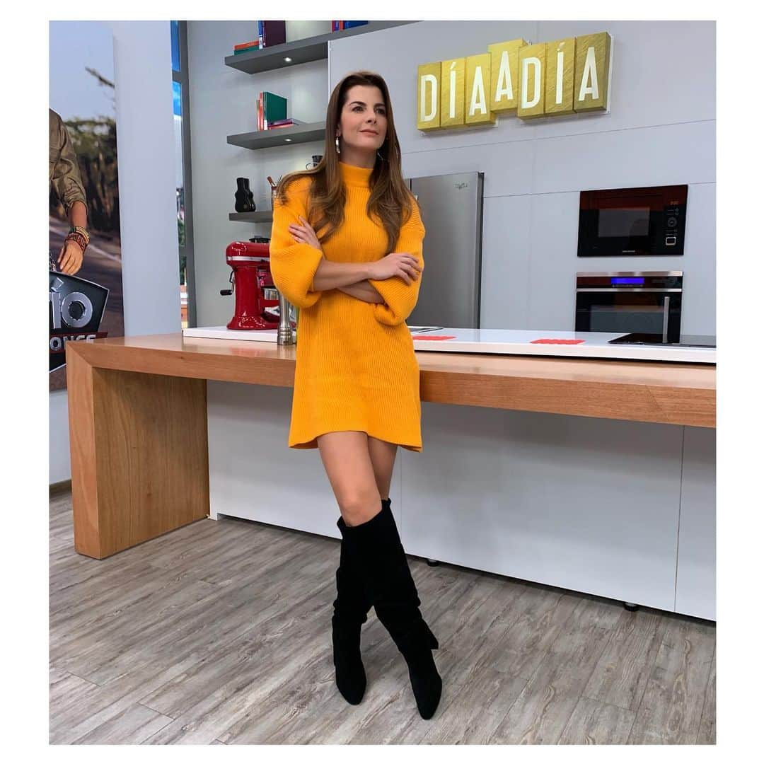 Carolina Cruz Osorioさんのインスタグラム写真 - (Carolina Cruz OsorioInstagram)「• #CaroCruzLookDelDía vestido @catorcecuatros botas @zara ⭐️ @diaadiacaracoltv aretes @itielaccesorioscali ⭐️」5月27日 23時40分 - carolinacruzosorio