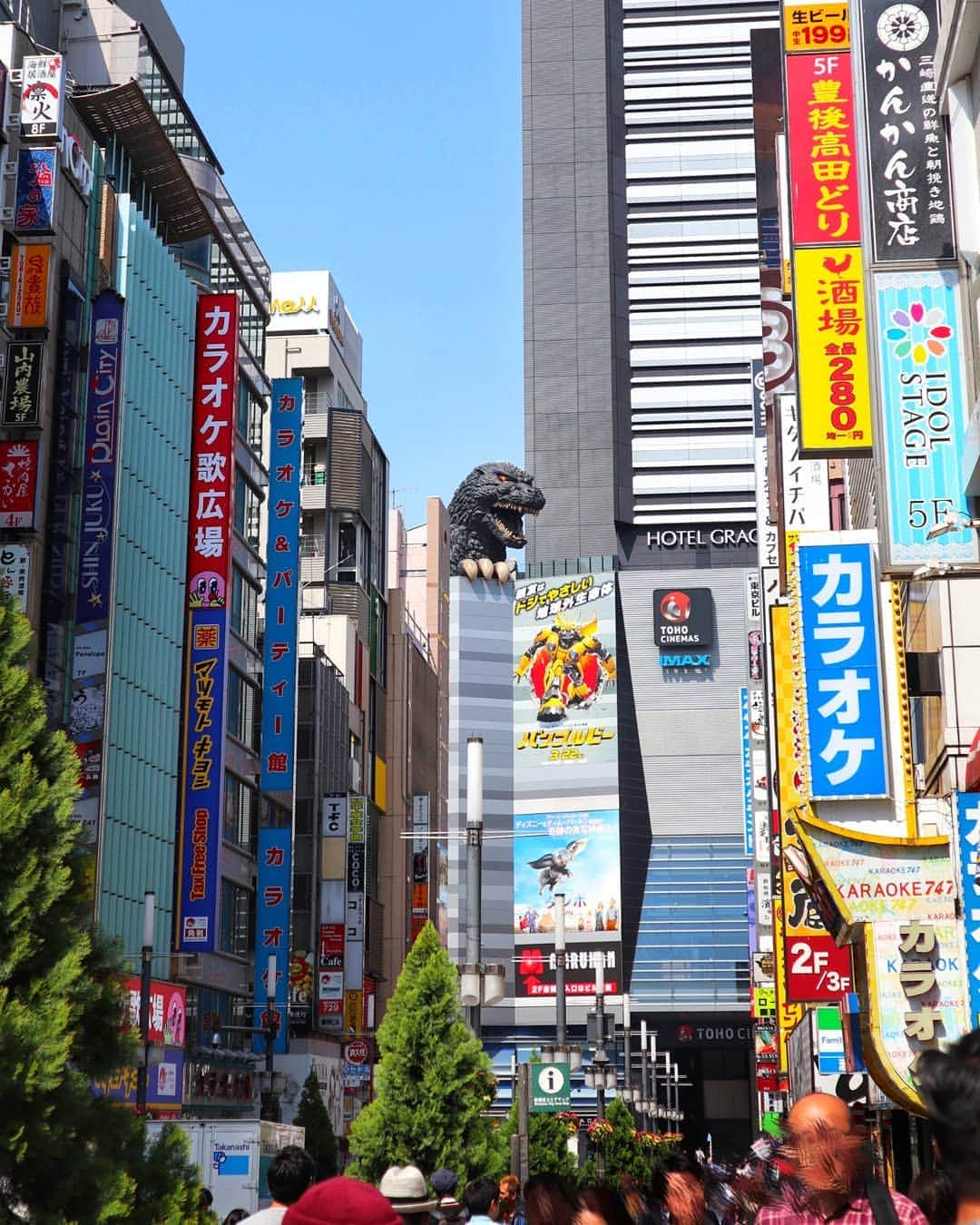 吉松育美さんのインスタグラム写真 - (吉松育美Instagram)「. Oh hi #Godzilla 😃👋 . In the middle of #Tokyo 🙊🔥 . あ、ゴジラだ😃👋 . これが噂の! ←遅いですが。実際見れてちょっとテンション上がりました😍 . . #日本 #新宿 #ゴジラ #新宿ゴジラ #Tokyo #Japan #Shinjuku #travelling #photography #city #travelphotography #bestlocations #bestlocationever #epicpictures #photographyislifestyle #justshootit #kyotogram #tokyogram #tokyo_Japan #japanphotos #japanphotograph #tokyosnap #TokyoTokyo」5月27日 23時42分 - ikumiyoshimatsu