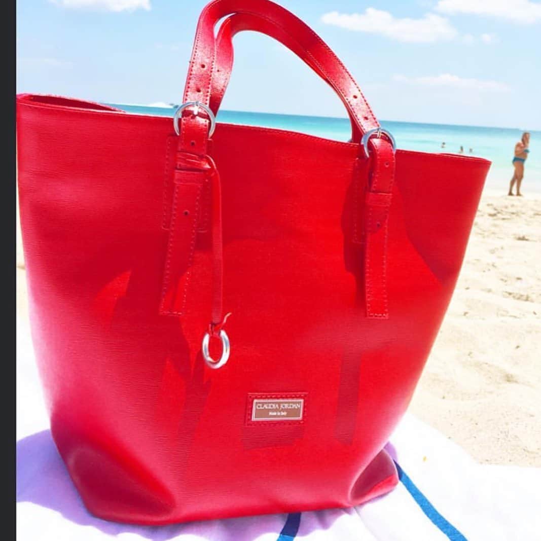 クラウディア・ジョーダンさんのインスタグラム写真 - (クラウディア・ジョーダンInstagram)「Great red leather tote bag for the beach and beyond! Order it at www.claudiajordan.com #MadeInItaly 🇮🇹」5月27日 23時46分 - claudiajordan