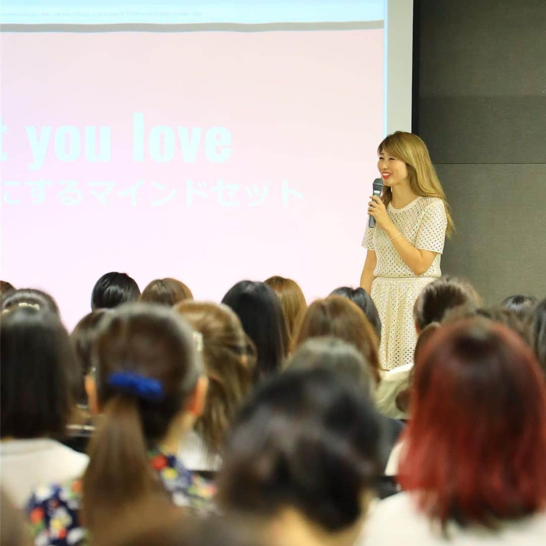 吉田ちかさんのインスタグラム写真 - (吉田ちかInstagram)「Spoke at an event for working women yesterday! A huge thanks to all the ladies that participated❤️ I hope that by me sharing my story and experience, some of you are inspired to take that first step into “doing what you love”!﻿ ﻿ 昨日は日経Wアカデミー「働く女子のためのステップアップ講座」というイベントで登壇させていただきました！来てくださった皆さん、どうもありがとうございました❤️ 自分のストーリーや経験をシェアすることによって、皆さんが好きなことを形にするために少しでも背中を押せたら嬉しいです！﻿ ﻿ ちなみに、突然ですが明日からプリンと二人でシアトルに行ってきます！そうなんです、また新しい旅がw プリンの1歳の誕生日はシアトルで両家のおじいちゃん＆おばあちゃんと過ごすことにしました😊 １週間遅れておさるさんがhis parentsを連れてシアトルに来ます☆ ﻿ ﻿ シアトルは実家なので「移住」ではなく「帰省」ですがw 久しぶりなので楽しみです！夏の予定、今後のプチ移住計画については近々動画で発表しますね！来週ぐらいには？？﻿ ﻿ プリンと二人きりのフライトはちょっとドキドキですが、たまにはパパなしで経験しておかないと！最近は、色んな知恵がついてきて周りにもとても敏感。しかも、深夜便ではないので😱w  まあ、でも、どうにかなるでしょう！﻿ ﻿ #スワイプ #イベントではご機嫌で最初は投げキスを連発してましたw #その後はお昼寝時間で爆睡 #イベント後の取材ではカメラマンさんに興味津々 ﻿ #これからパッキング #少々やばいですw﻿ ﻿ BTW Pudding and I are leaving for Seattle tomorrow! I know, another trip already!! We’ll be spending Pudding’s first birthday with both of her grandparents as Osaru-san is bringing his parents to Seattle for the first time! They’ll be arriving a week after us. I’m a bit nervous to fly with Pudding alone especially since she’s just who much more aware of her surroundings PLUS it’s  not a red eye… oh dear! We’ll get through it though!」5月27日 23時46分 - bilingirl_chika